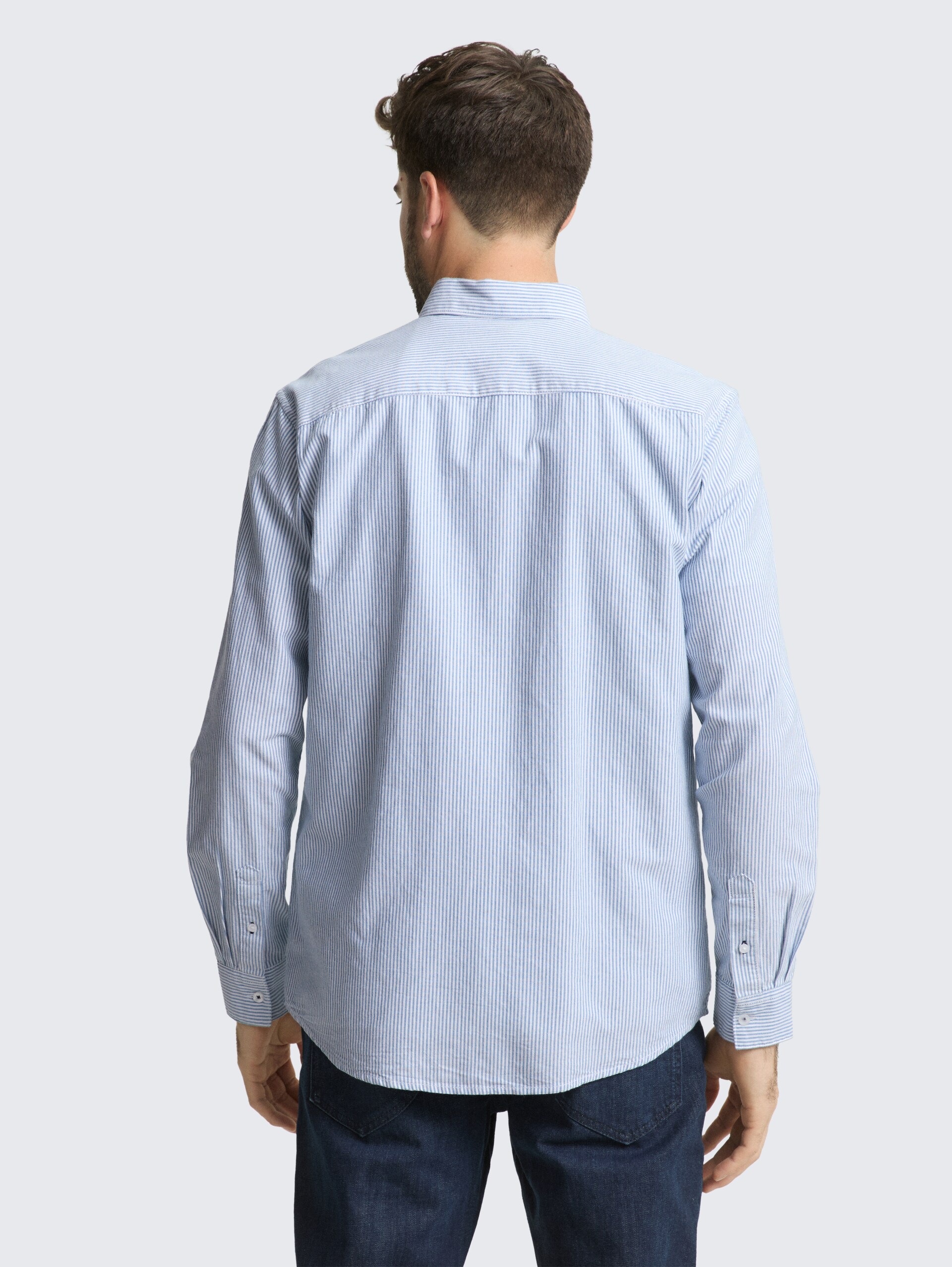 Regular Fit Hemd mit Brusttasche - blue petrol stripe - Auschnitt Model-Rückansicht
