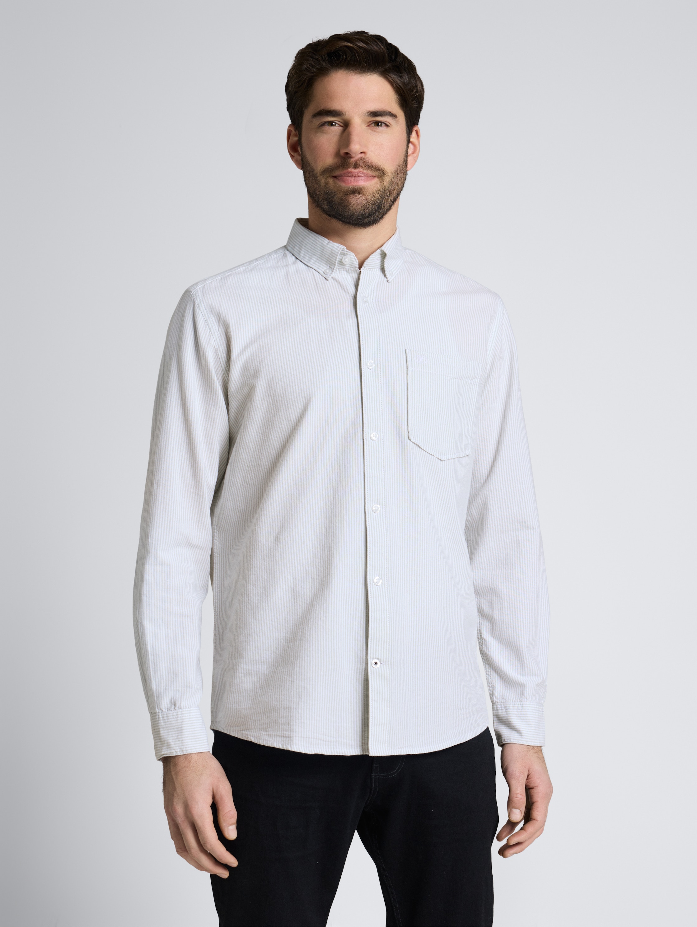 Regular Fit Hemd mit Brusttasche - greyish green stripe - Ausschnitt Model-Vorderansicht