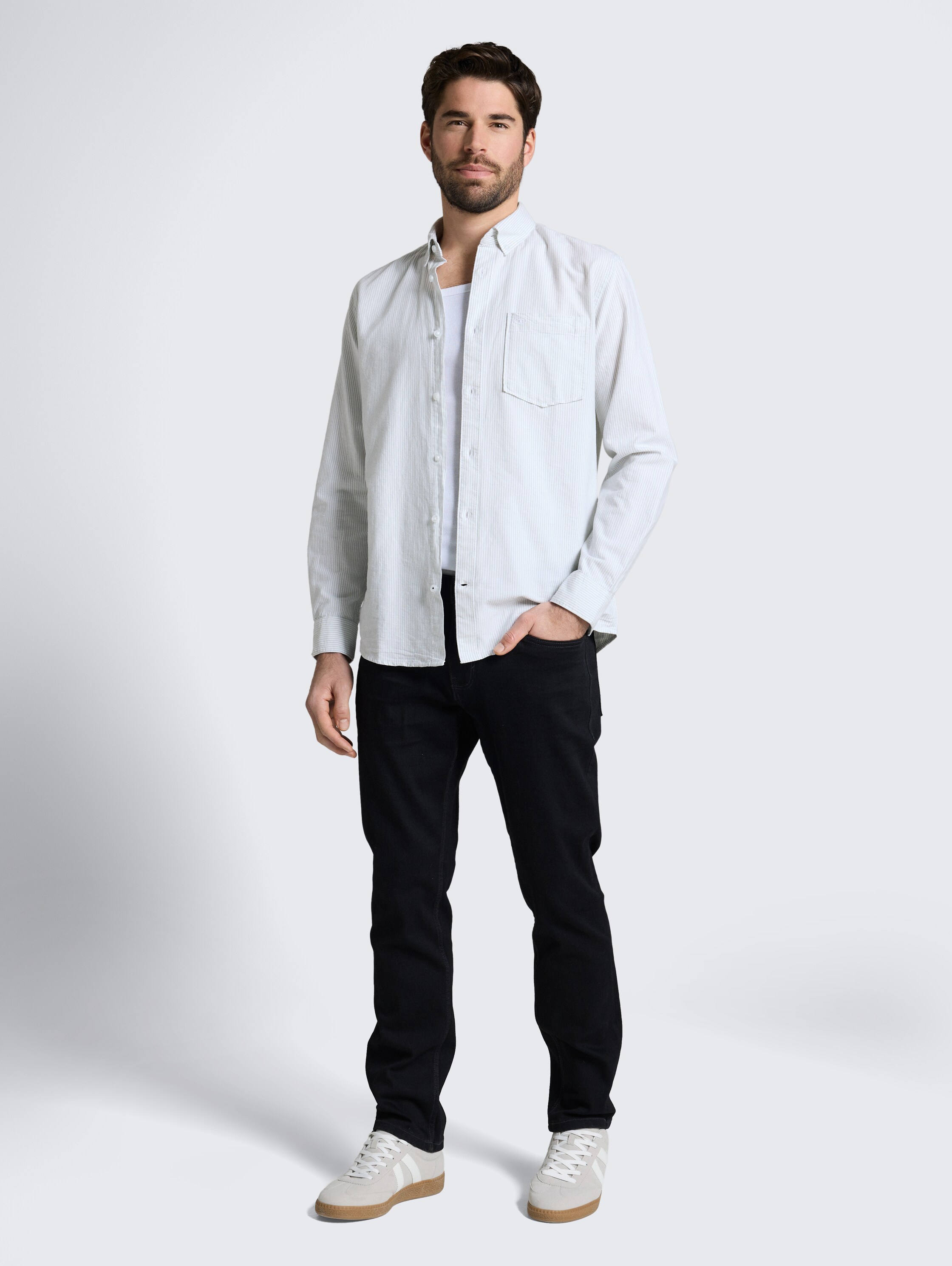 Regular Fit Hemd mit Brusttasche - greyish green stripe - Model-Vorderansicht