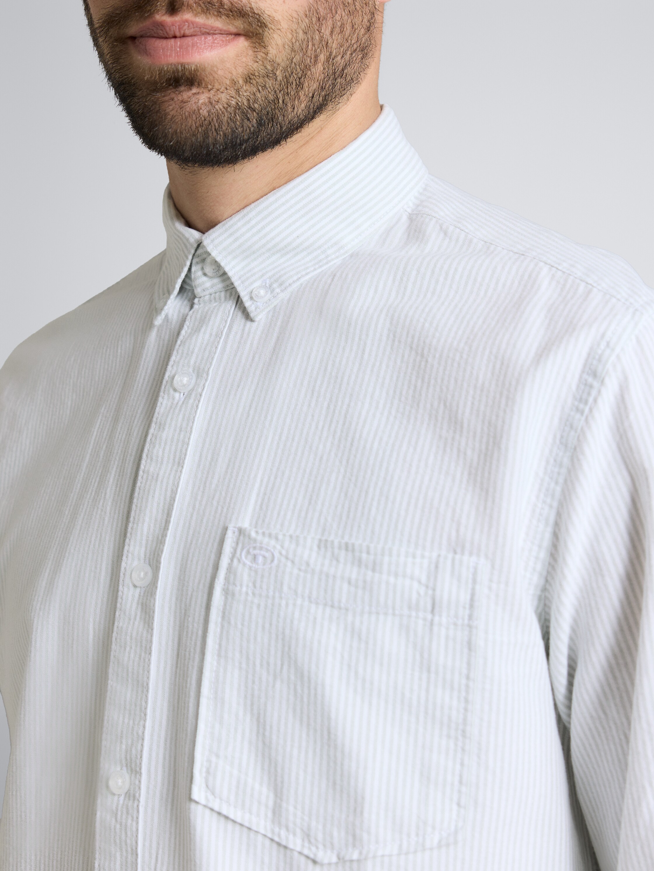 Regular Fit Hemd mit Brusttasche - greyish green stripe - Detail-Model-Ansicht