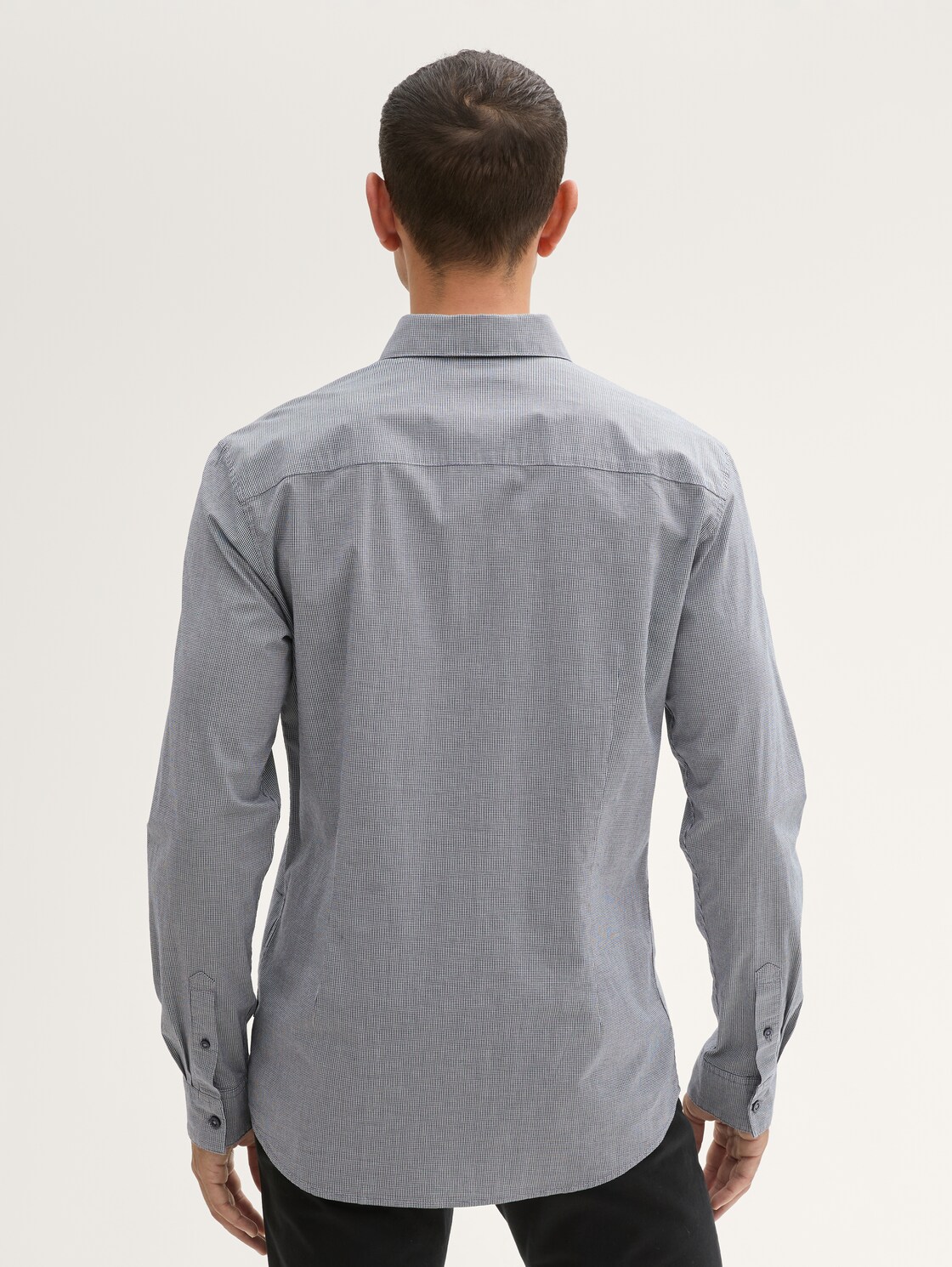 Hemd mit Stretch - navy white fine check - Auschnitt Model-Rückansicht