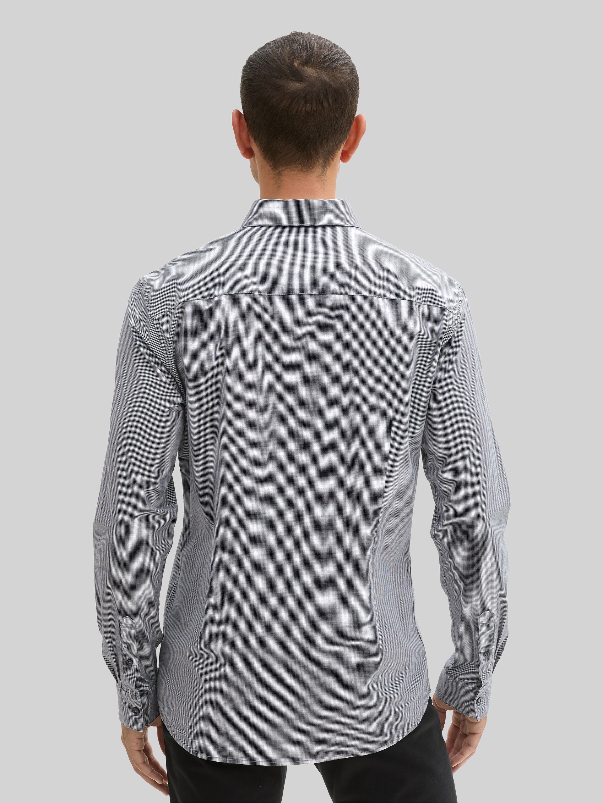 Stretch T-shirt - navy white fine check - Neckline model-back view