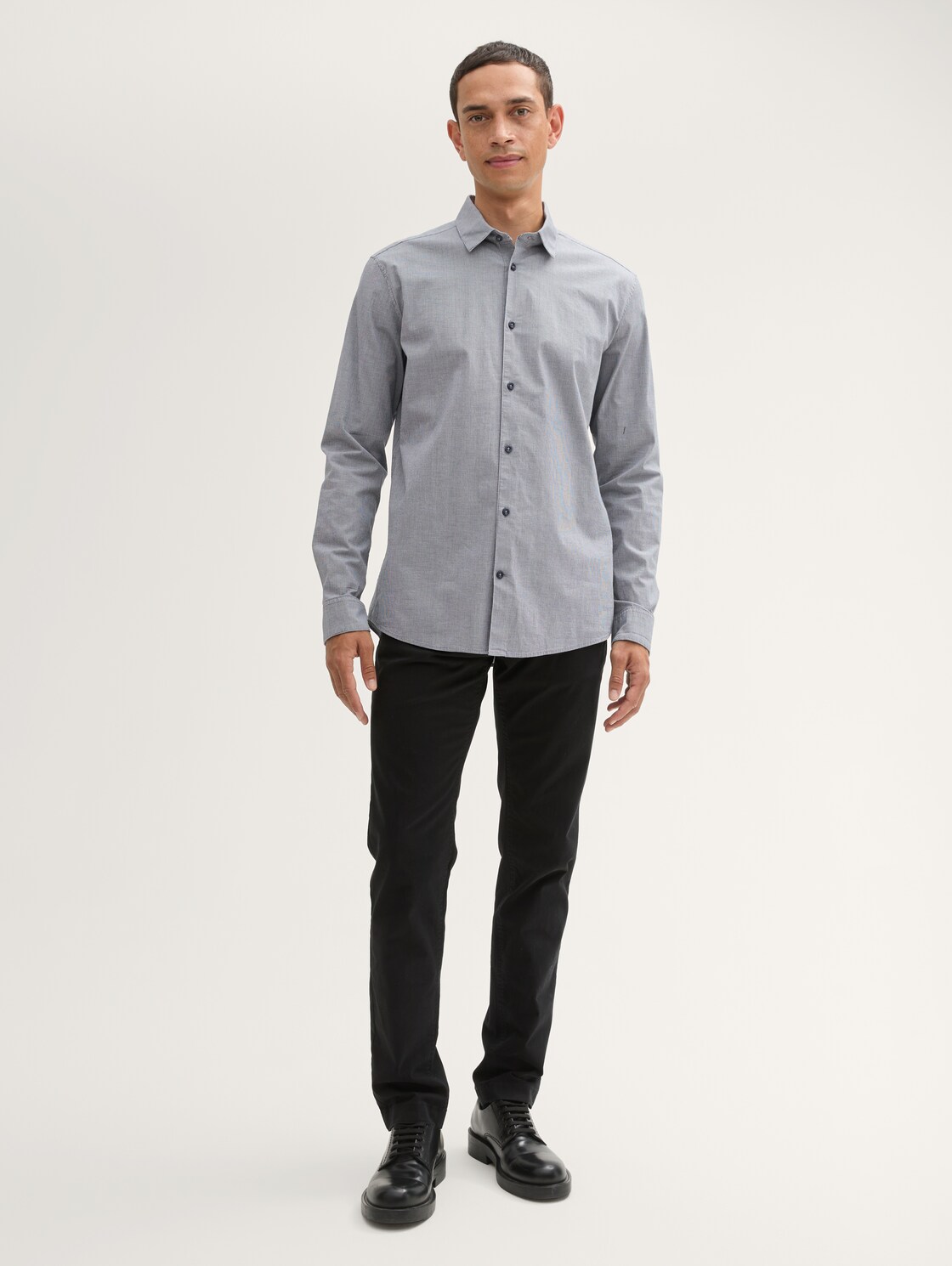 Hemd mit Stretch - navy white fine check - Model-Vorderansicht