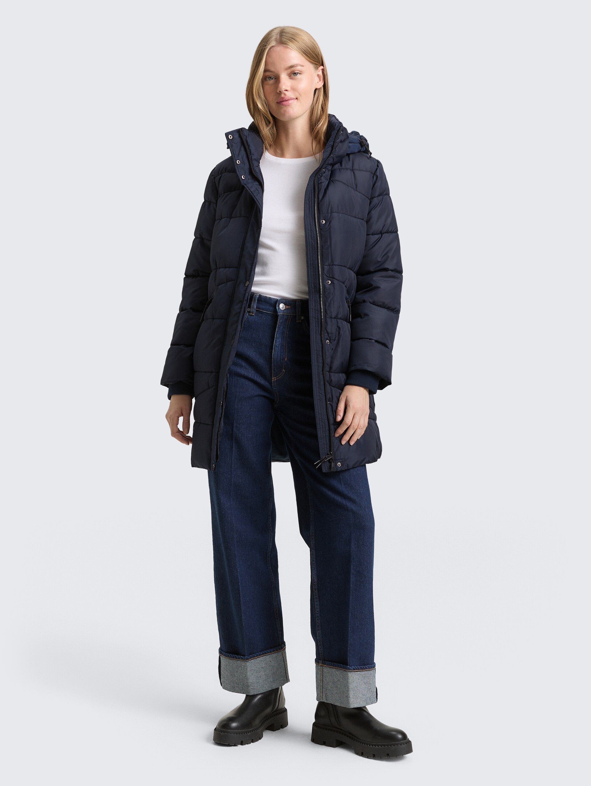 Puffermantel mit abnehmbarer Kapuze - Sky Captain Blue - seitliche Model-Ansicht