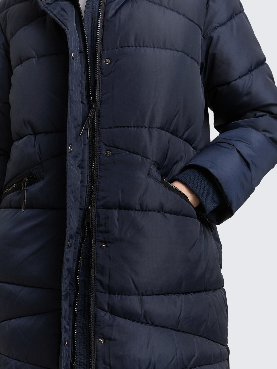 Puffermantel mit abnehmbarer Kapuze - Sky Captain Blue - Detail-Model-Ansicht