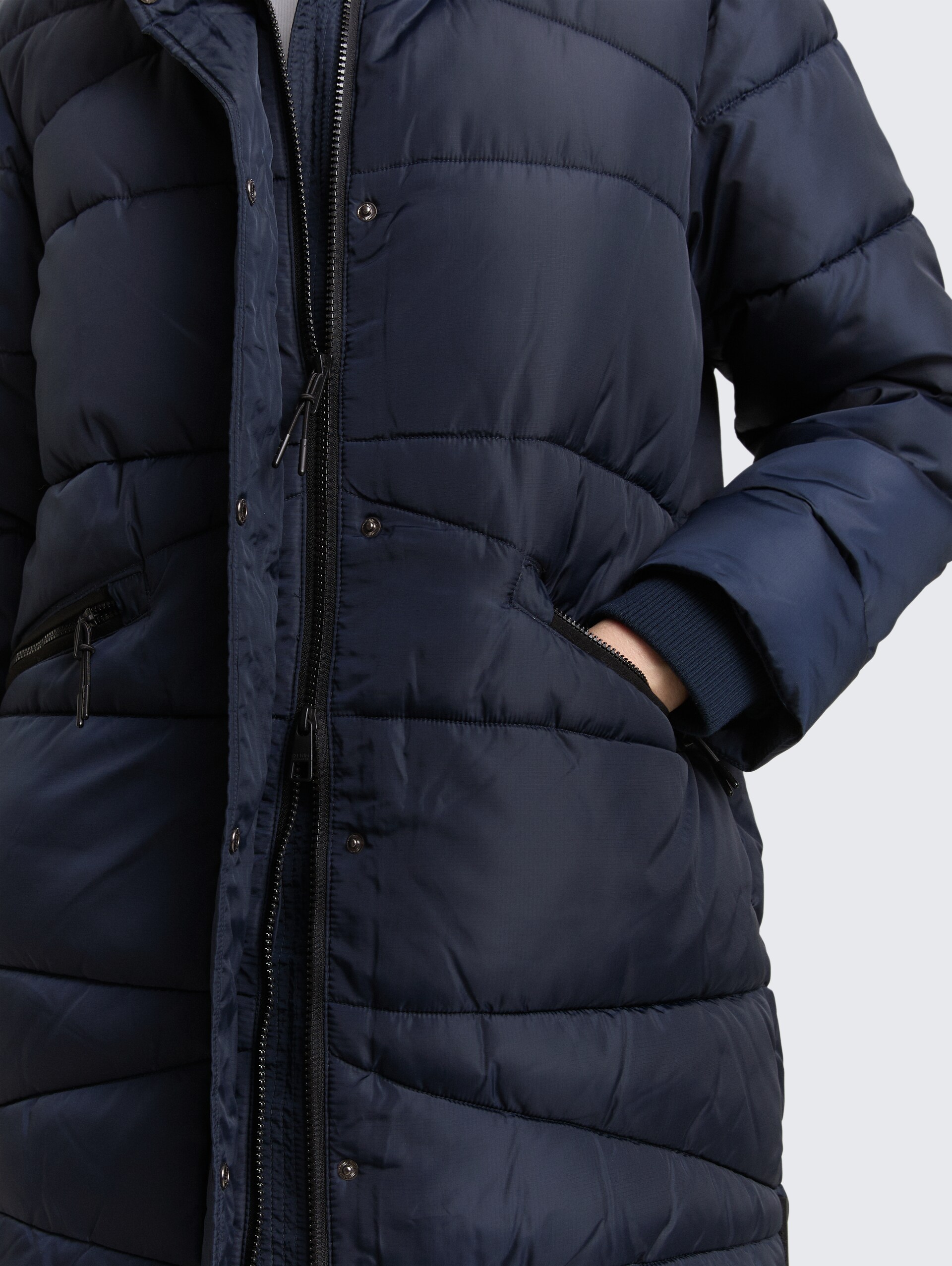 Puffermantel mit abnehmbarer Kapuze - Sky Captain Blue - Detail-Model-Ansicht
