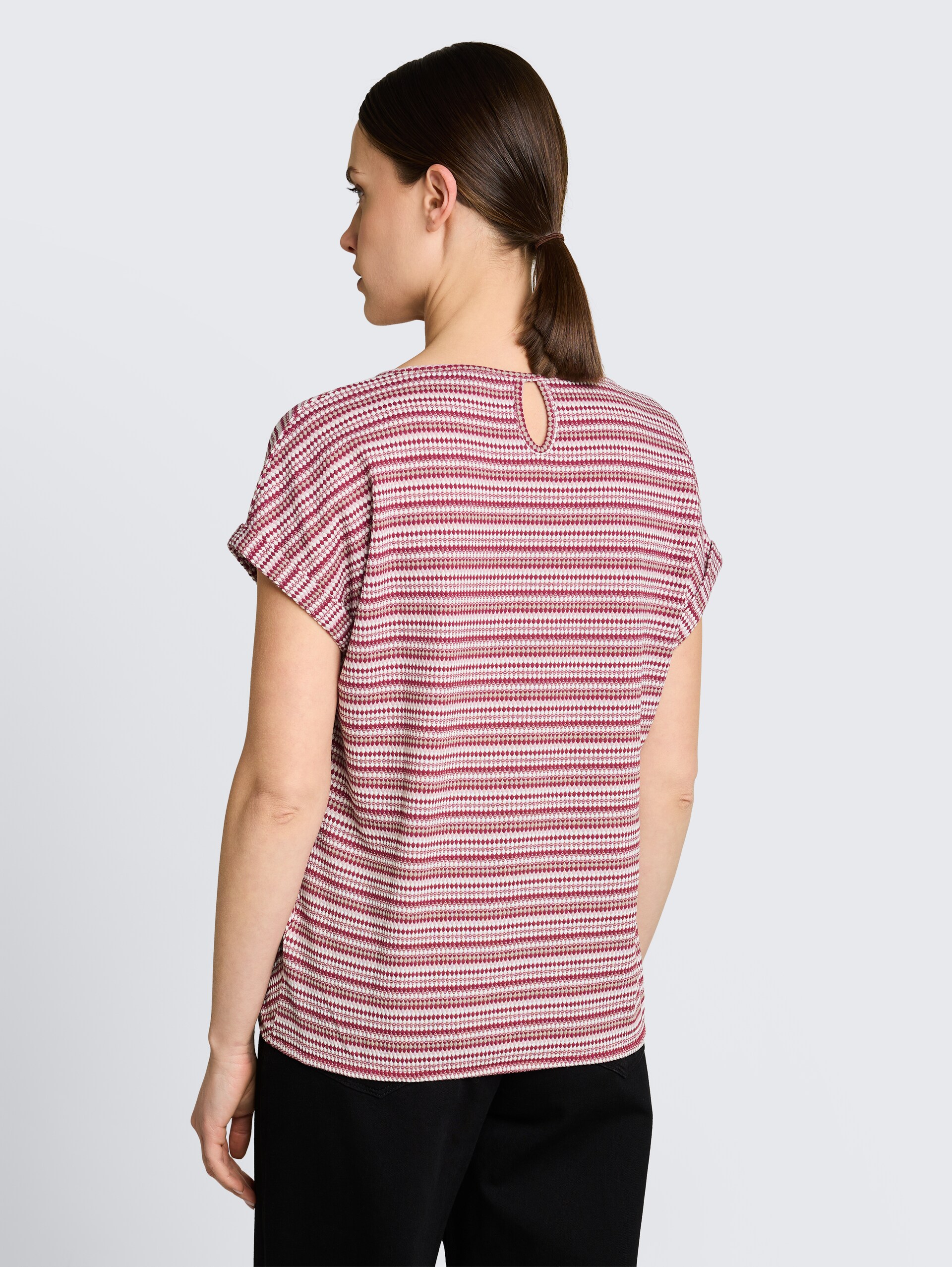 Loose Fit Jacquard T-Shirt - berry pink structure stripe - Auschnitt Model-Rückansicht