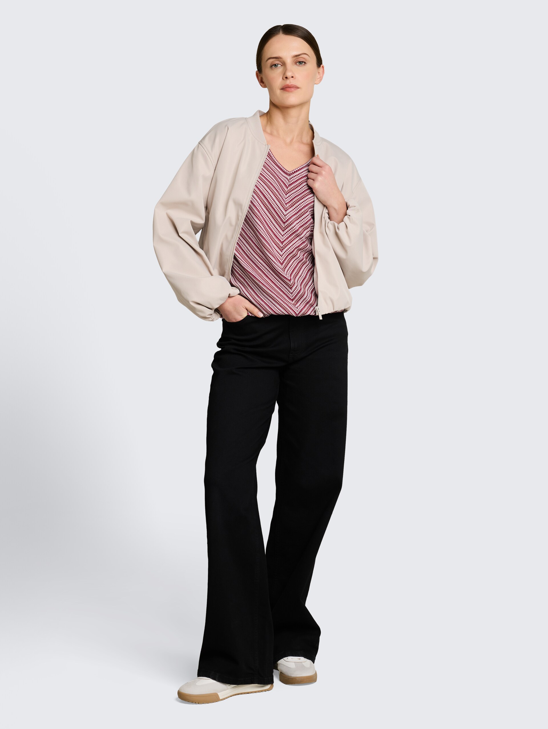 Loose Fit Jacquard T-Shirt - berry pink structure stripe - Model-Vorderansicht
