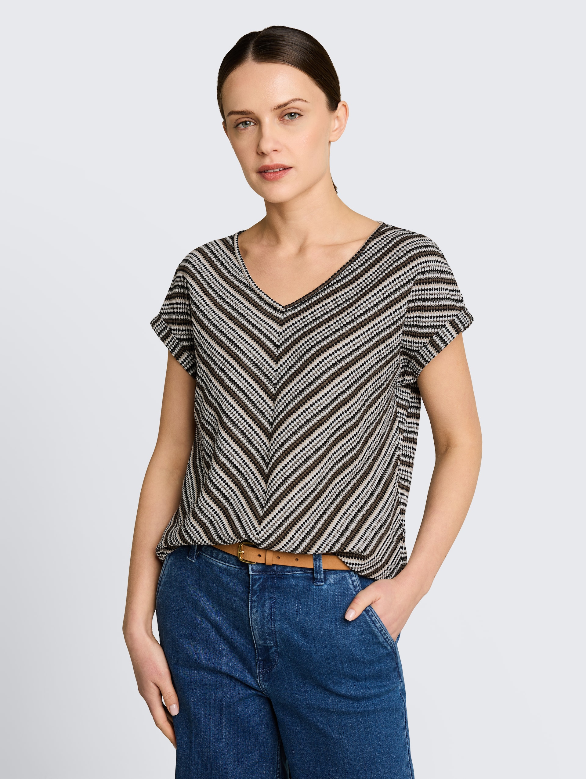 Loose fit jacquard T-shirt - olive black structure stripe - Nek model vooraanzicht