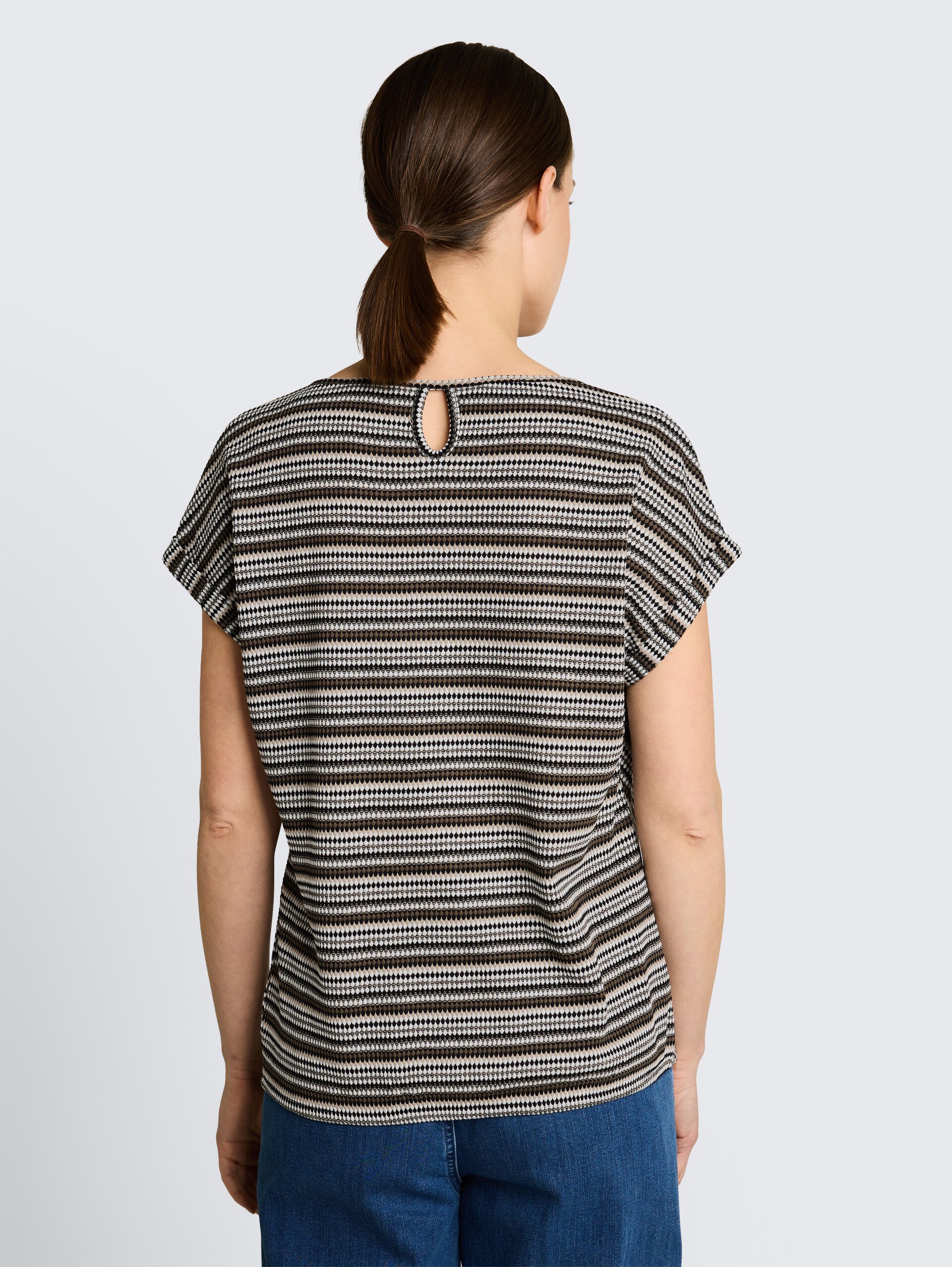 Loose fit jacquard T-shirt - olive black structure stripe - Neklijn model-achteraanzicht