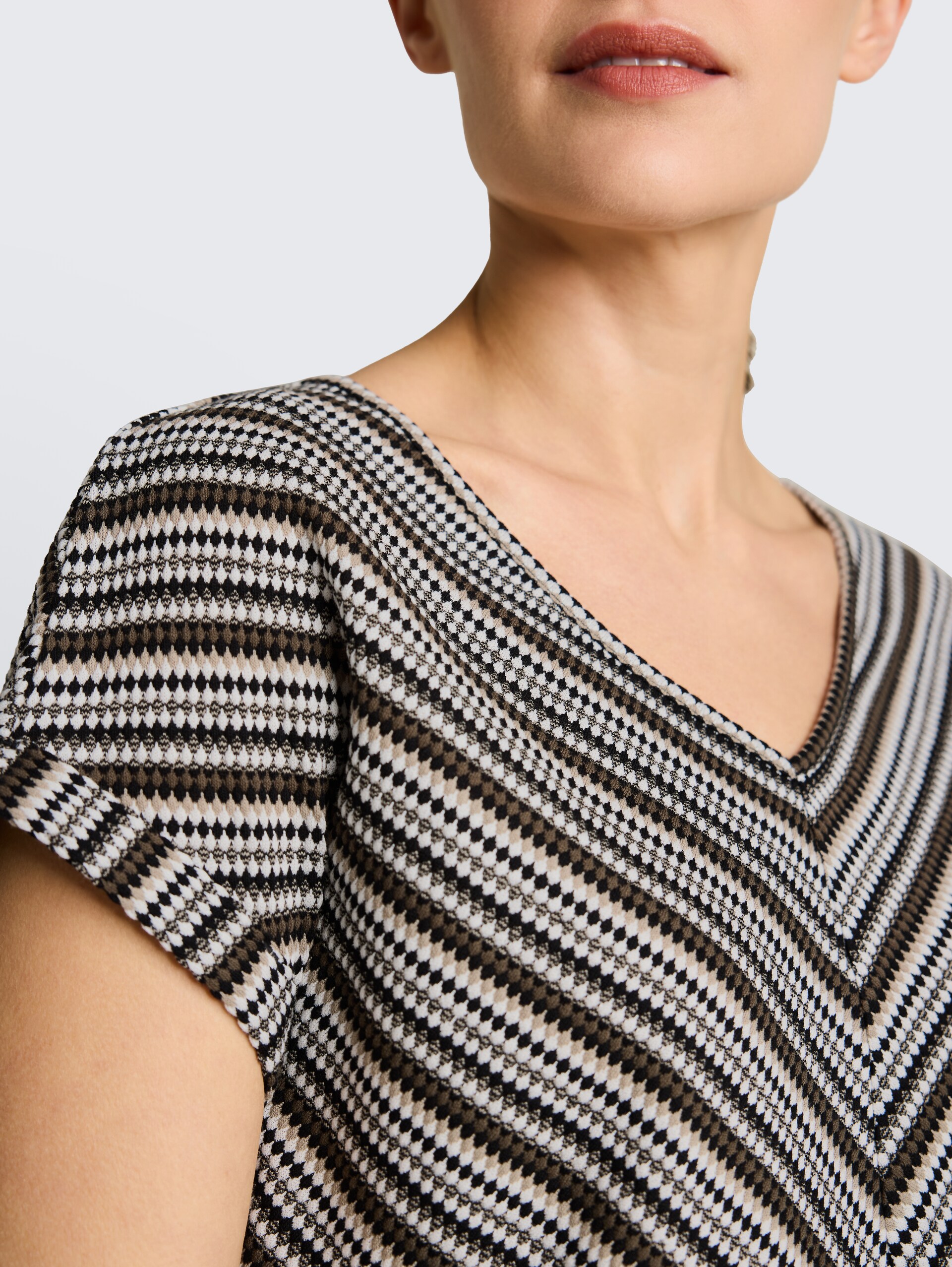 Loose fit jacquard T-shirt - olive black structure stripe - Detailaanzicht model