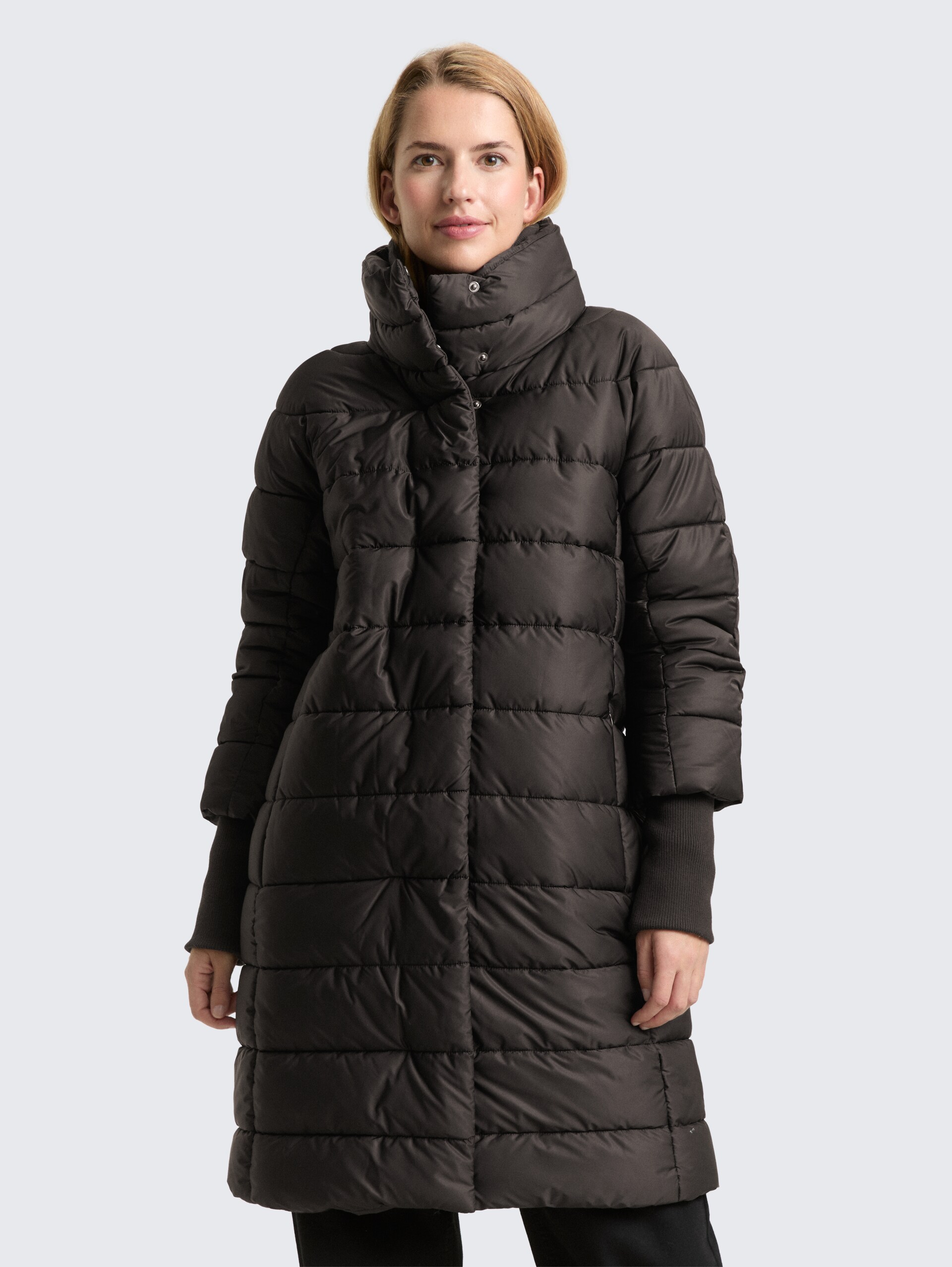 Puffermantel mit Stehkragen - deep black - Model-Vorderansicht