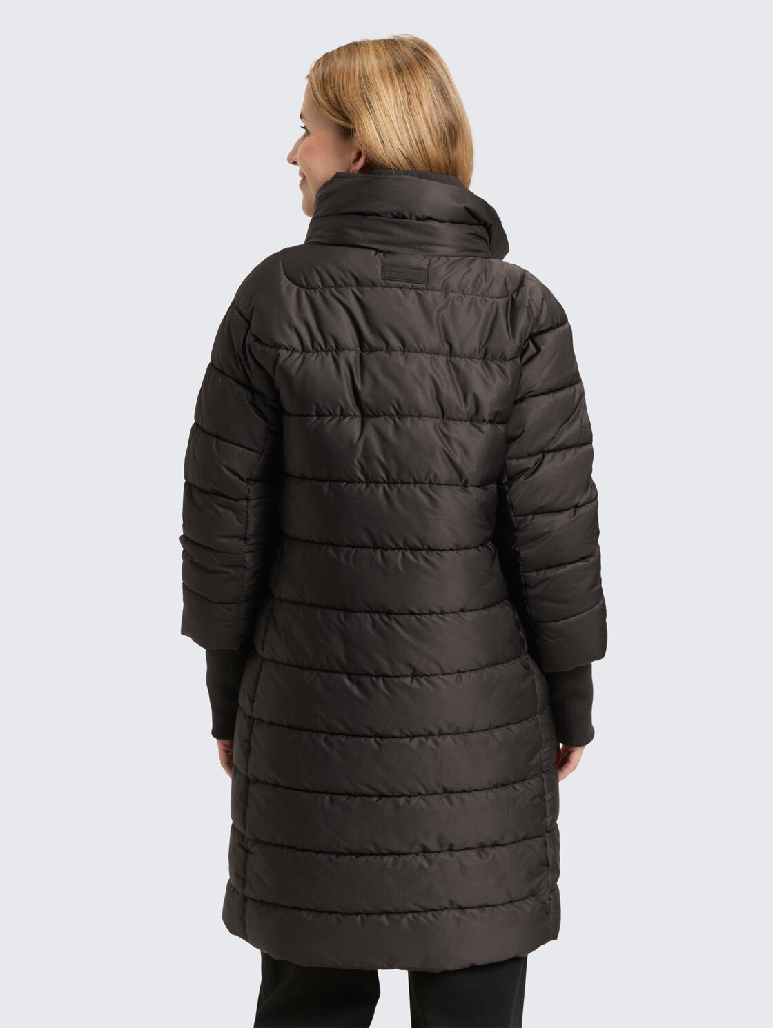 Puffermantel mit Stehkragen - deep black - Model-Rückansicht