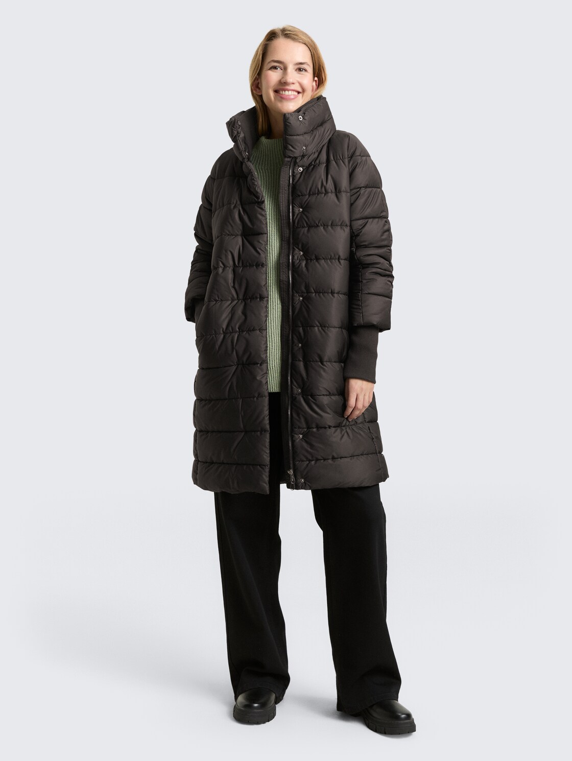 Puffermantel mit Stehkragen - deep black - seitliche Model-Ansicht