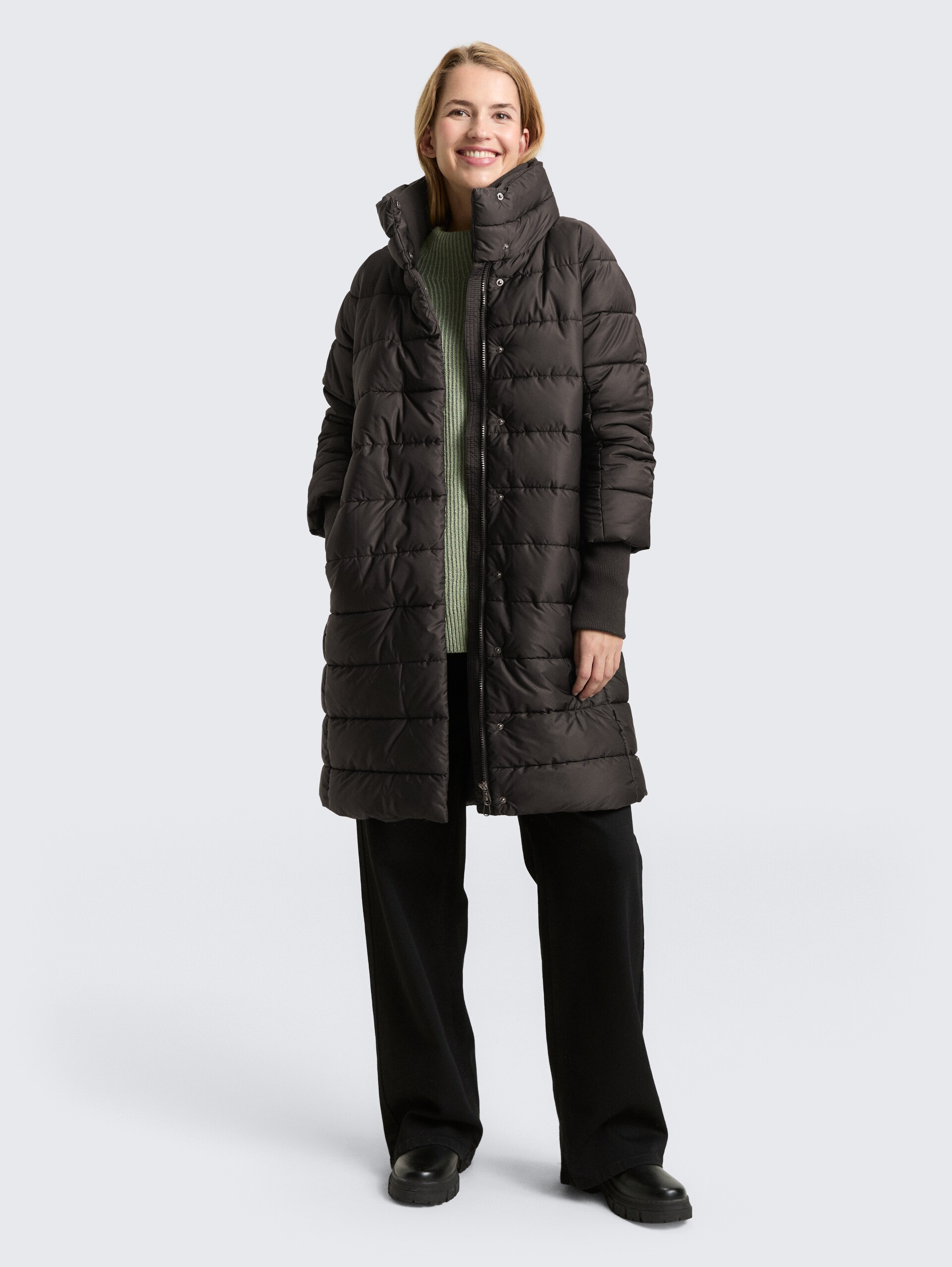 Puffermantel mit Stehkragen - deep black - seitliche Model-Ansicht