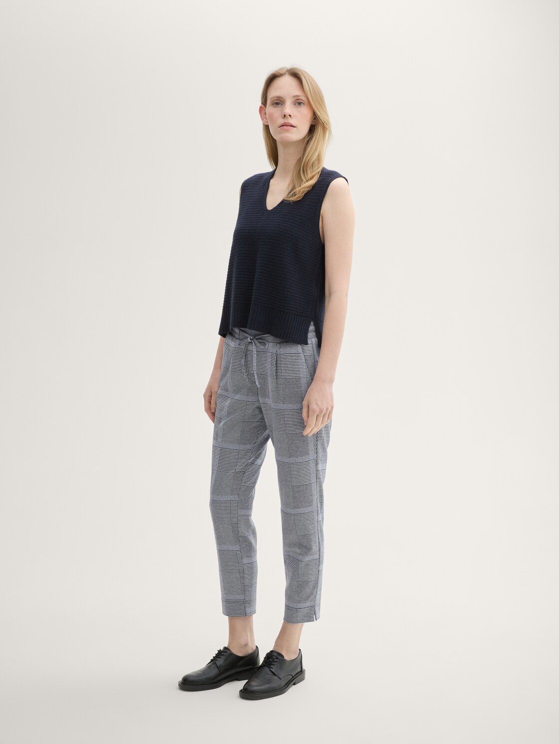 Loose Fit Hose im Karomuster - navy blue check - Model-Vorderansicht