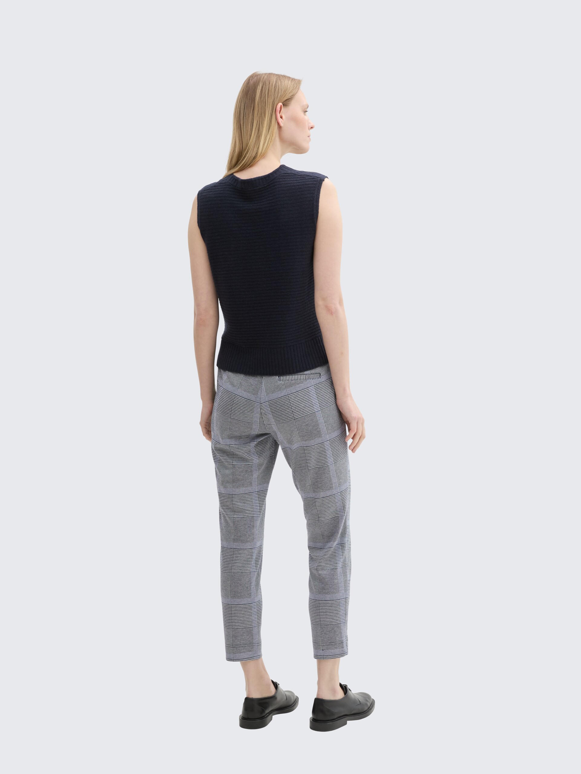 Loose Fit Hose im Karomuster - navy blue check - Auschnitt Model-Rückansicht