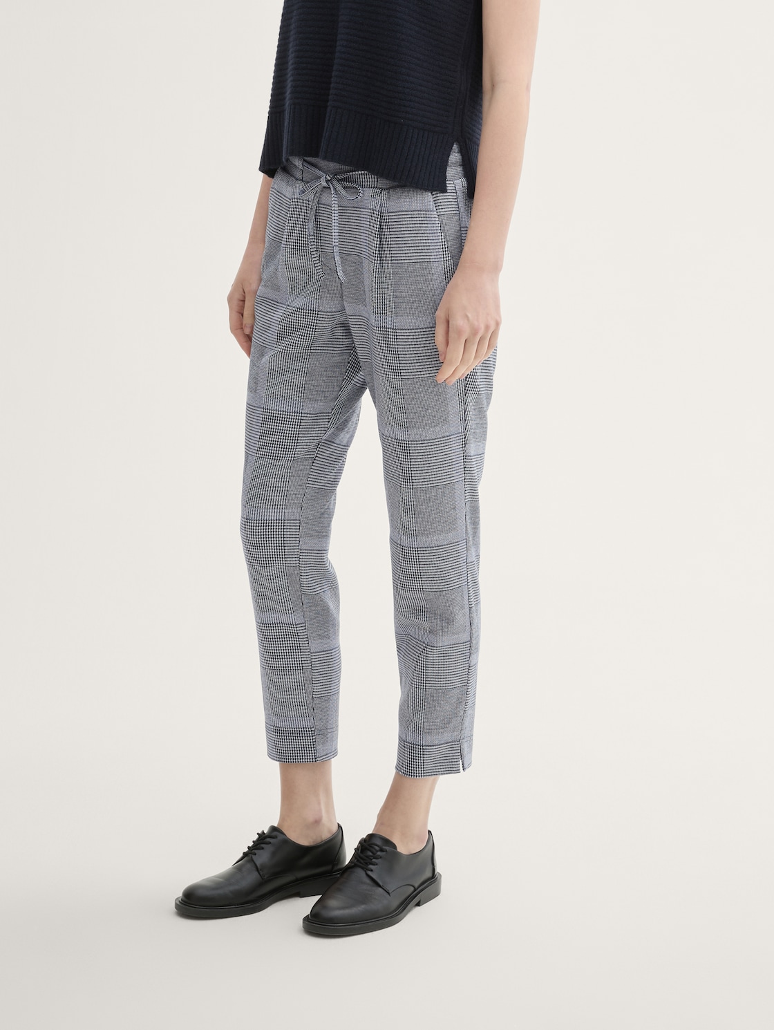 Loose Fit Hose im Karomuster - navy blue check - Ausschnitt Model-Vorderansicht
