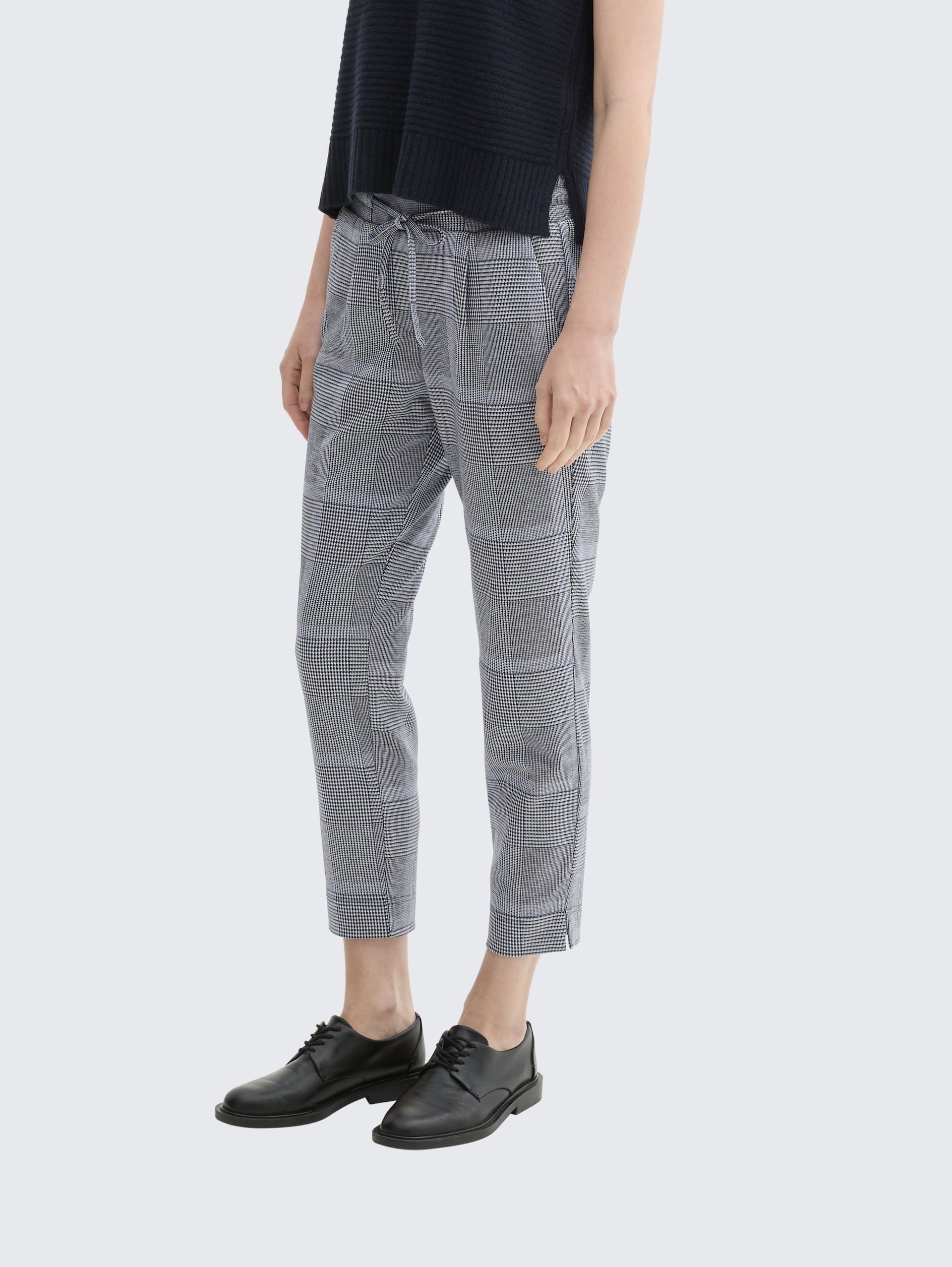 Loose Fit Hose im Karomuster - navy blue check - Ausschnitt Model-Vorderansicht