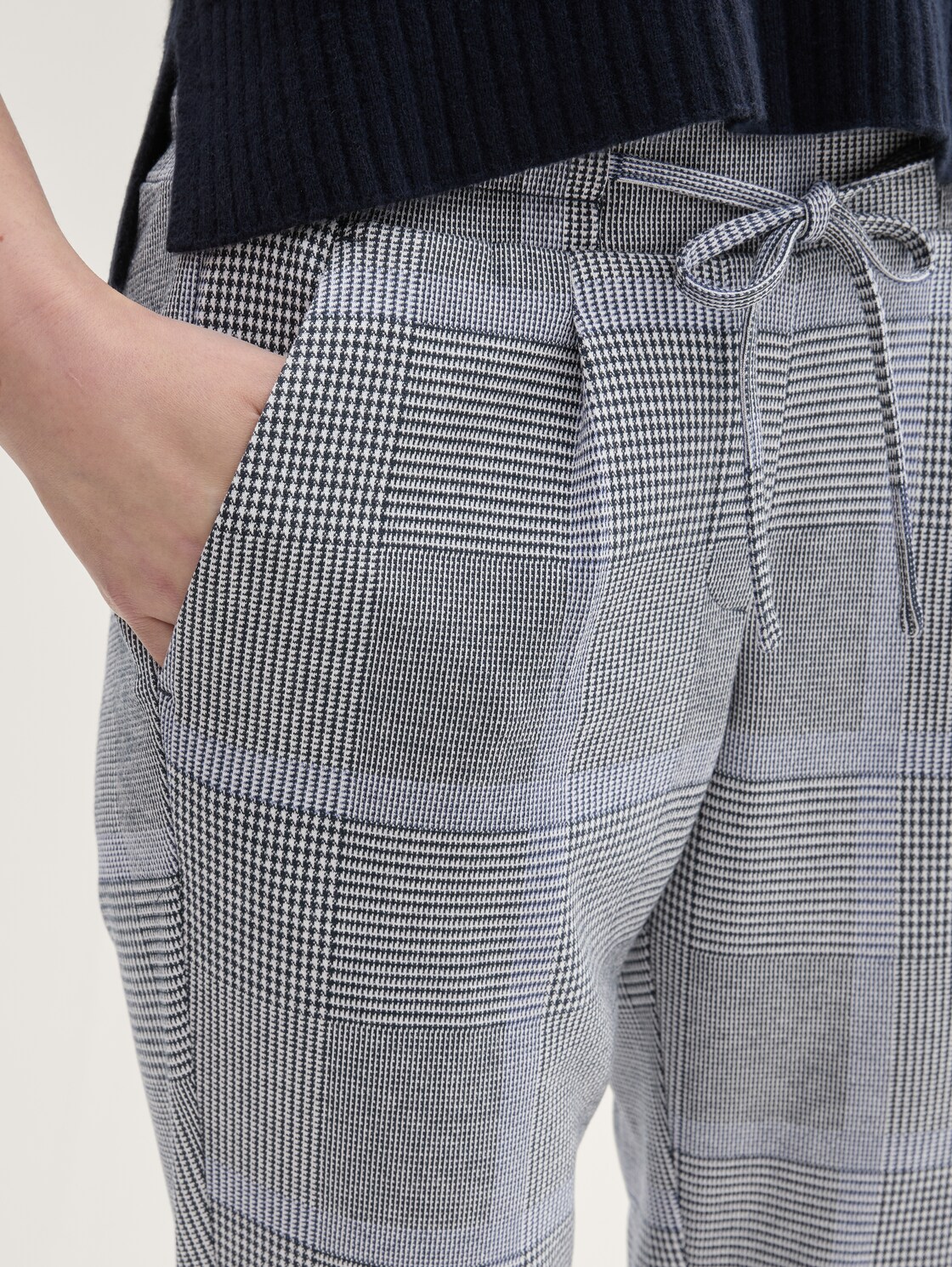 Loose Fit Hose im Karomuster - navy blue check - Detail-Model-Ansicht