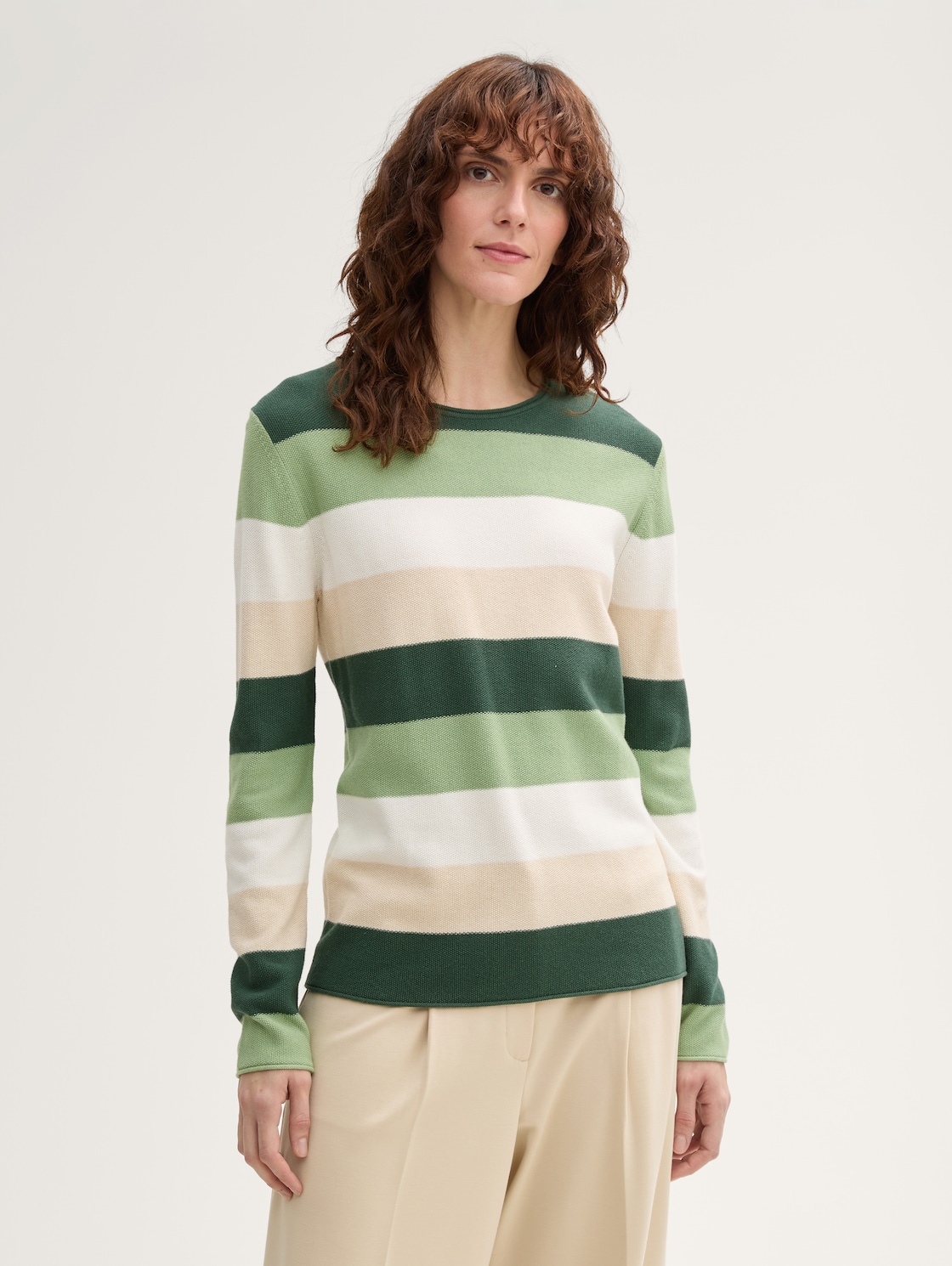 Strickpullover mit Rundhalsausschnitt - green beige block stripe - Ausschnitt Model-Vorderansicht