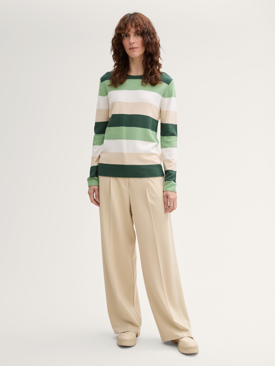 Strickpullover mit Rundhalsausschnitt - green beige block stripe - Model-Vorderansicht