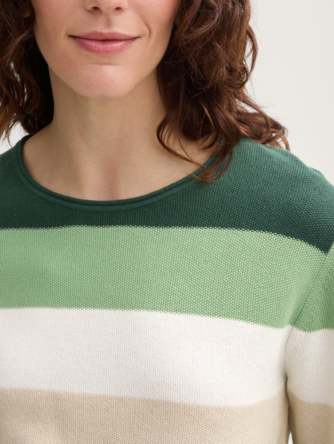 Strickpullover mit Rundhalsausschnitt - green beige block stripe - Detail-Model-Ansicht