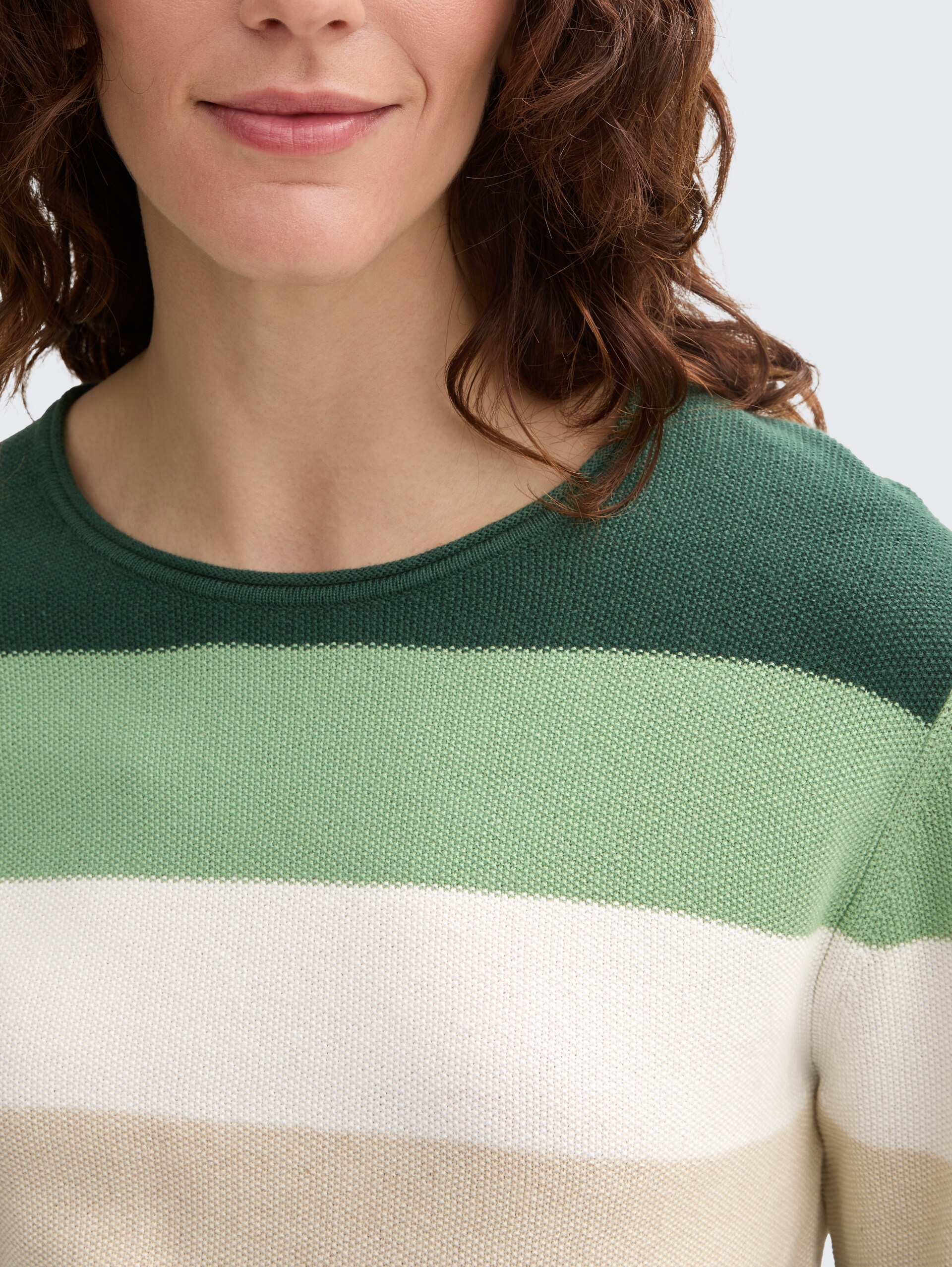 Strickpullover mit Rundhalsausschnitt - green beige block stripe - Detail-Model-Ansicht