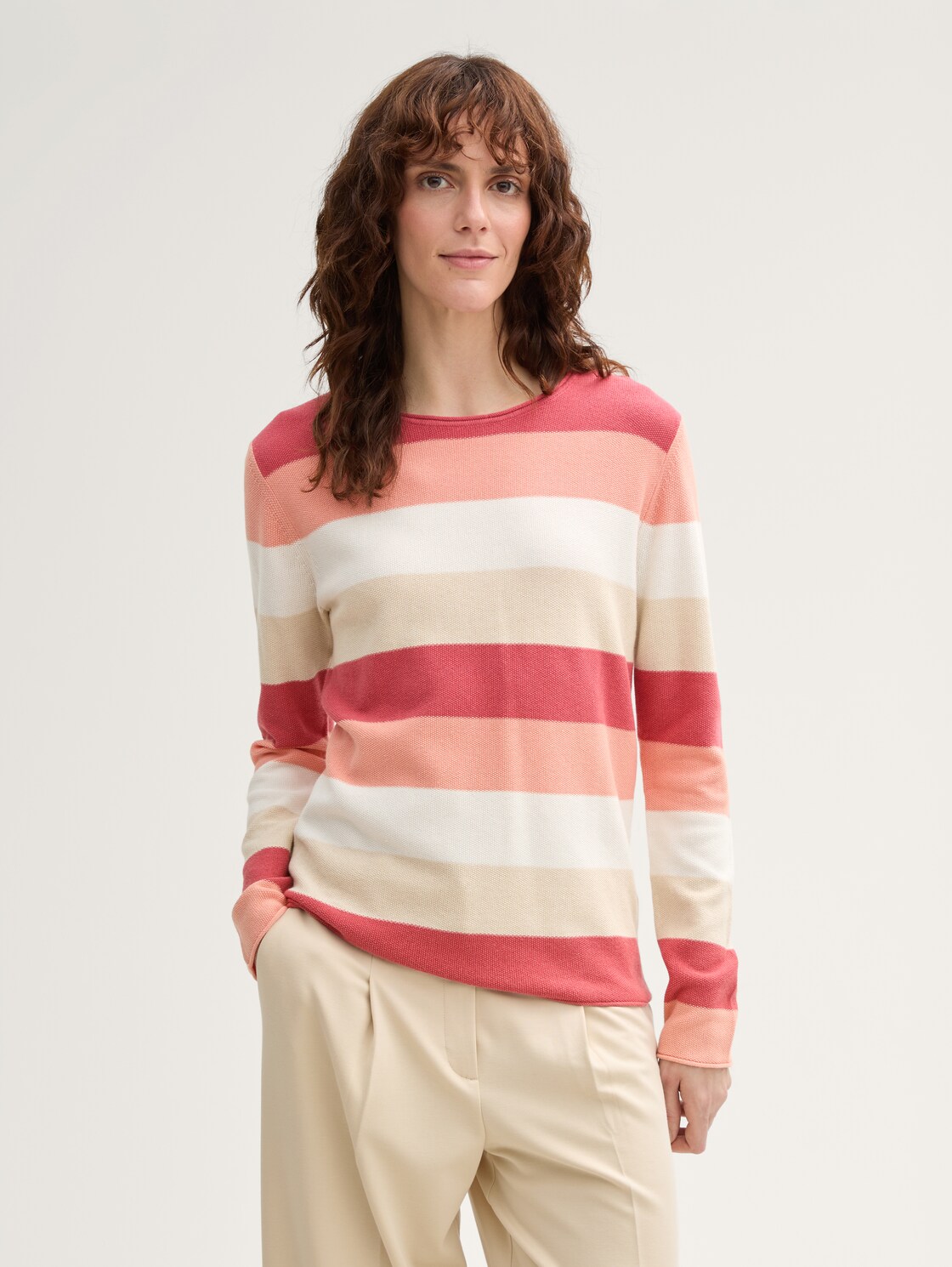 Strickpullover mit Rundhalsausschnitt - red apricot block stripe - Ausschnitt Model-Vorderansicht