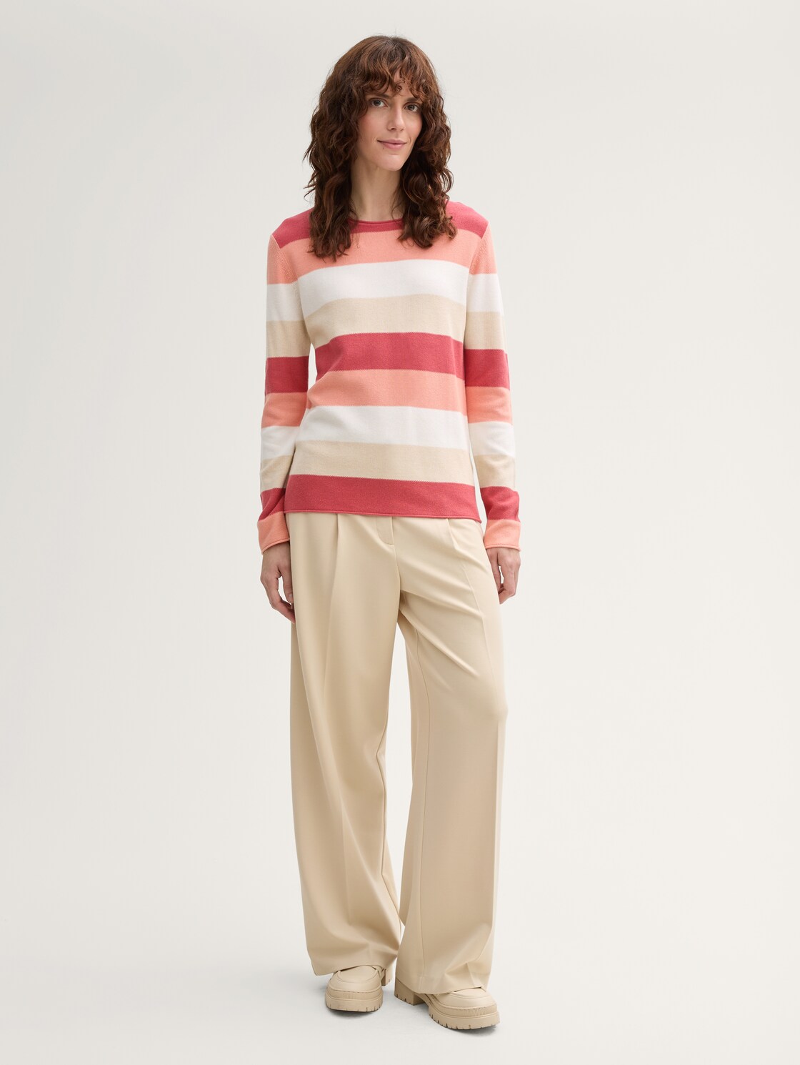 Strickpullover mit Rundhalsausschnitt - red apricot block stripe - Model-Vorderansicht