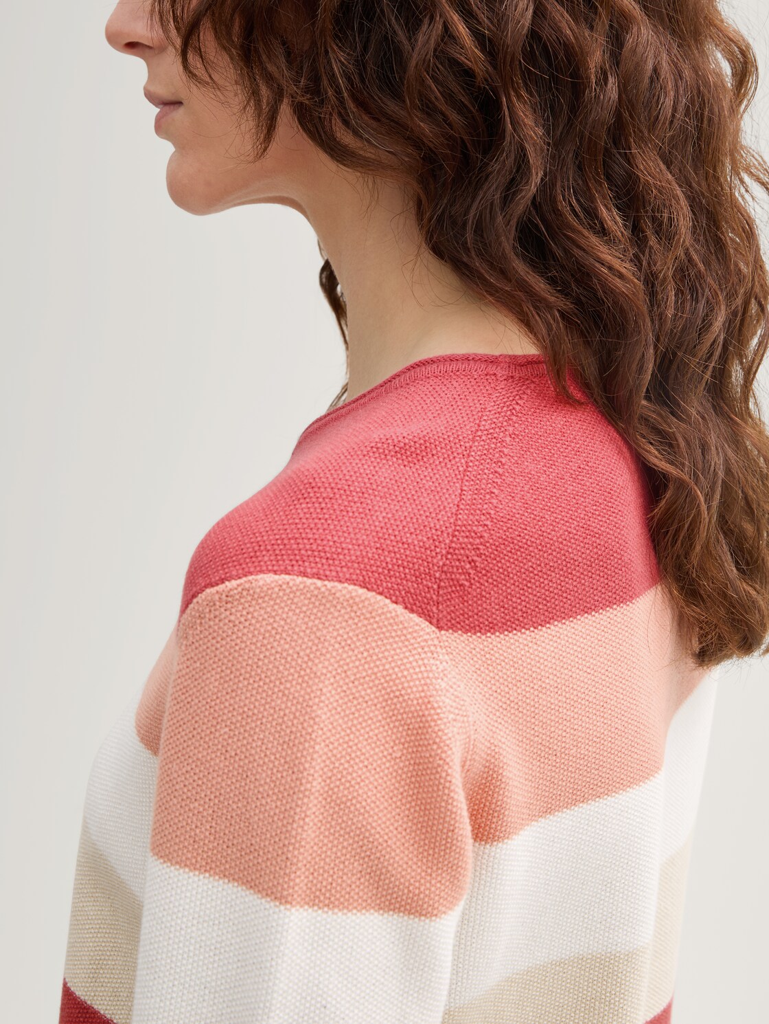Strickpullover mit Rundhalsausschnitt - red apricot block stripe - Detail-Model-Ansicht