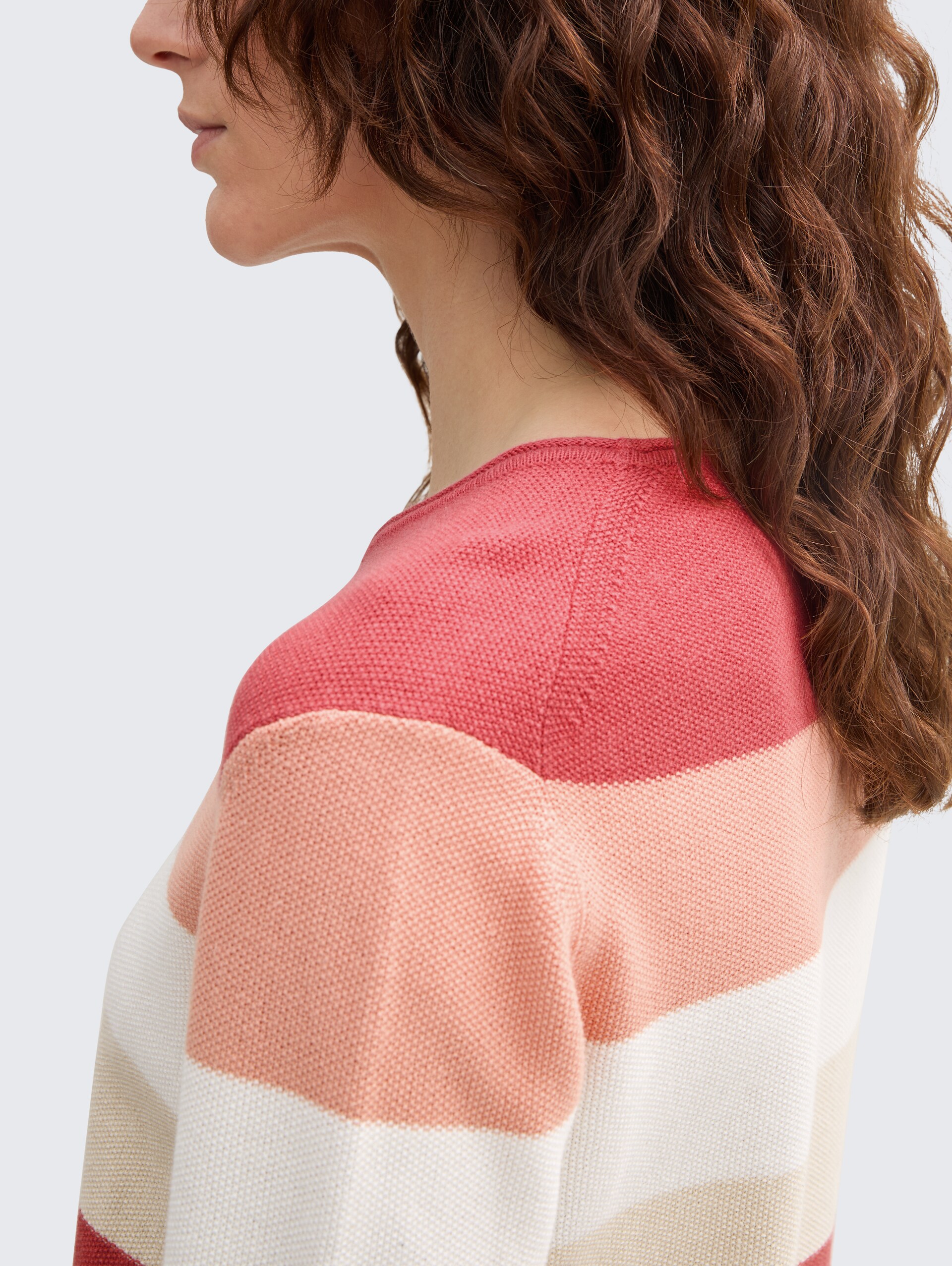 Strickpullover mit Rundhalsausschnitt - red apricot block stripe - Detail-Model-Ansicht