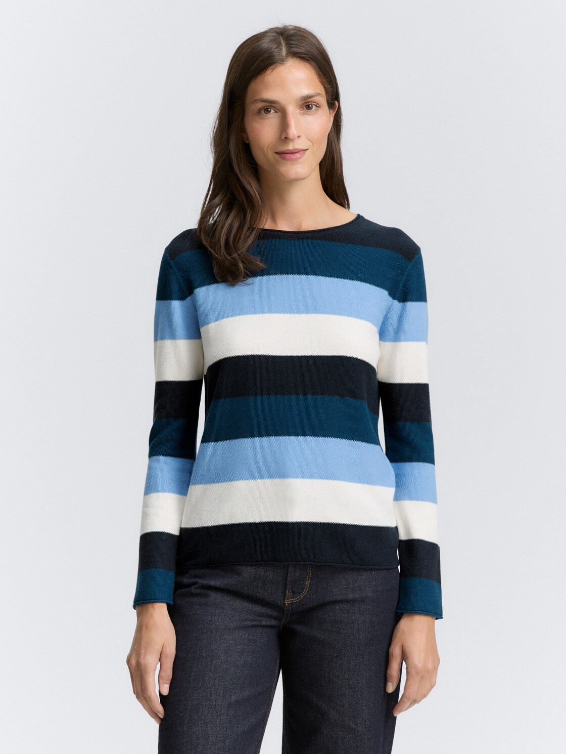 Strickpullover mit Rundhalsausschnitt - big teal knit stripe - Ausschnitt Model-Vorderansicht