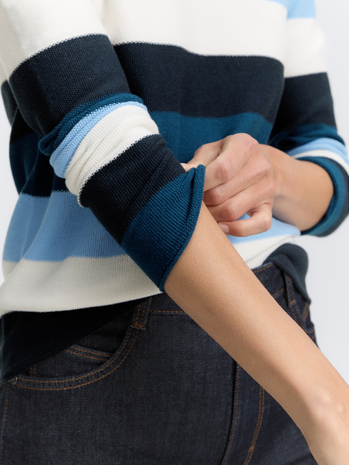 Strickpullover mit Rundhalsausschnitt - big teal knit stripe - Detail-Model-Ansicht