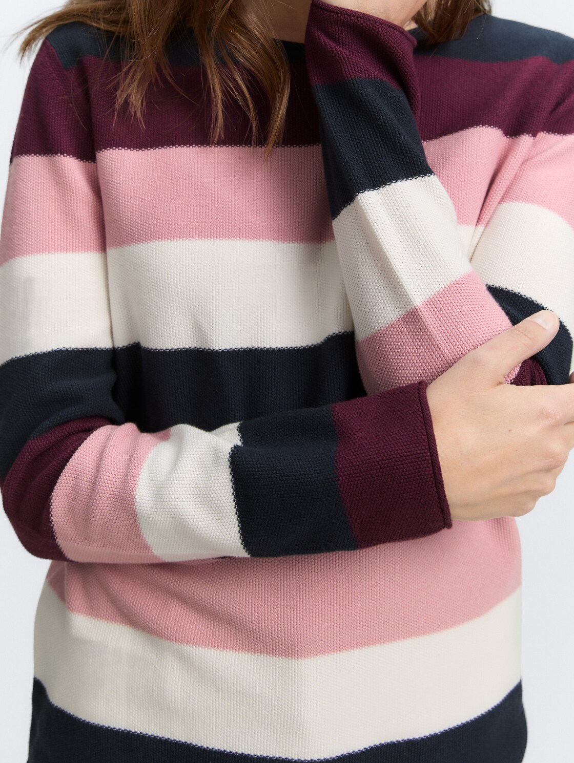 Strickpullover mit Rundhalsausschnitt - big rose knit stripe - Detail-Model-Ansicht