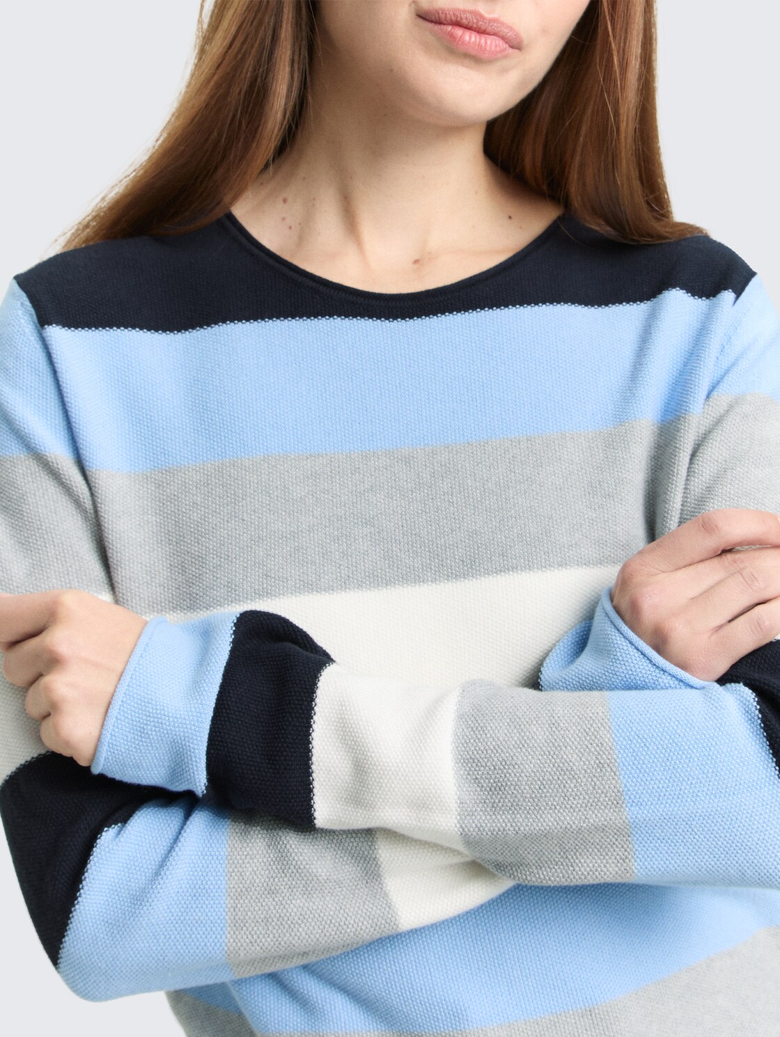 Strickpullover mit Rundhalsausschnitt - fjord blue grey stripe - Detail-Model-Ansicht