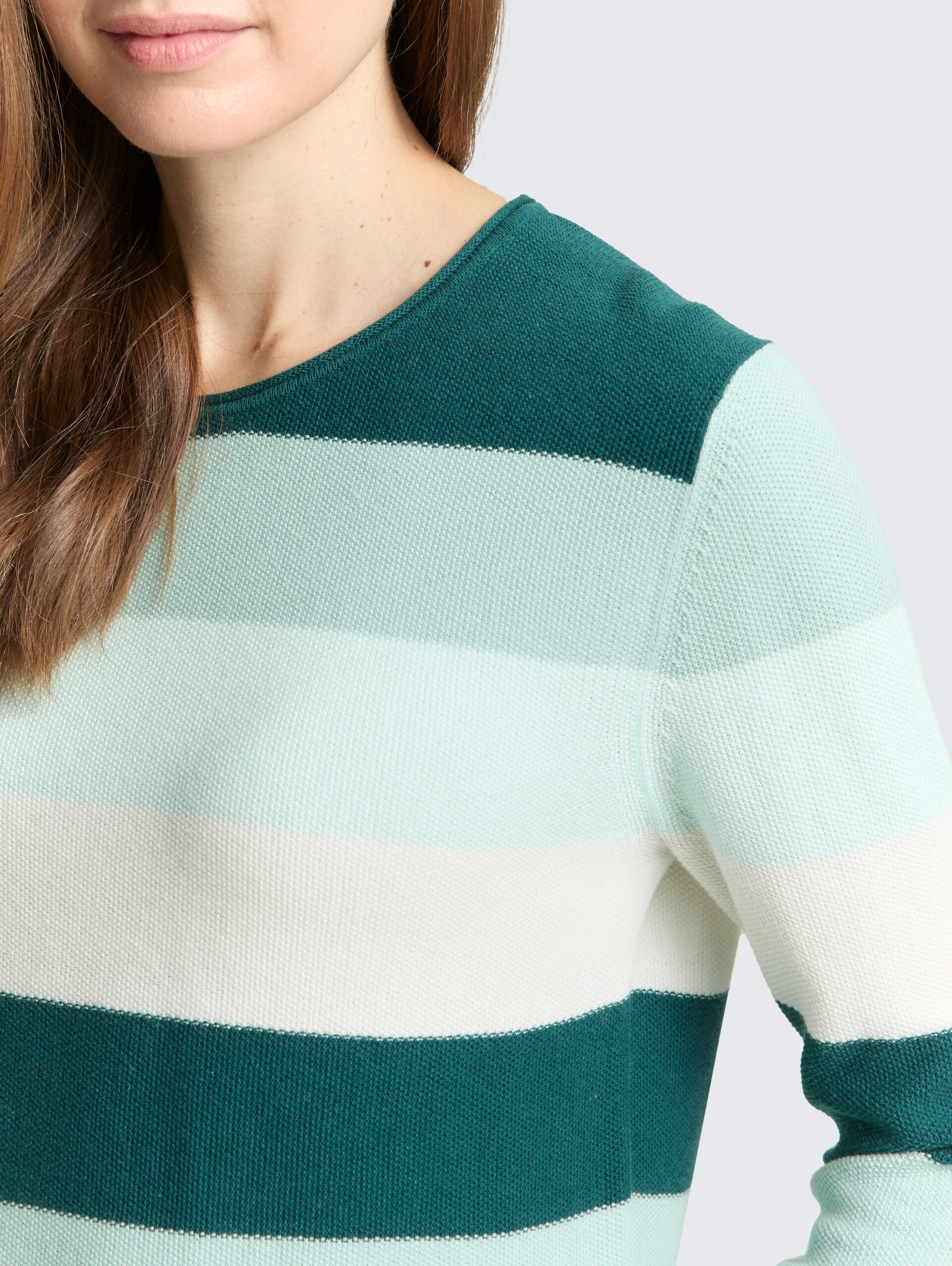 Strickpullover mit Rundhalsausschnitt - green mint white stripe - Detail-Model-Ansicht