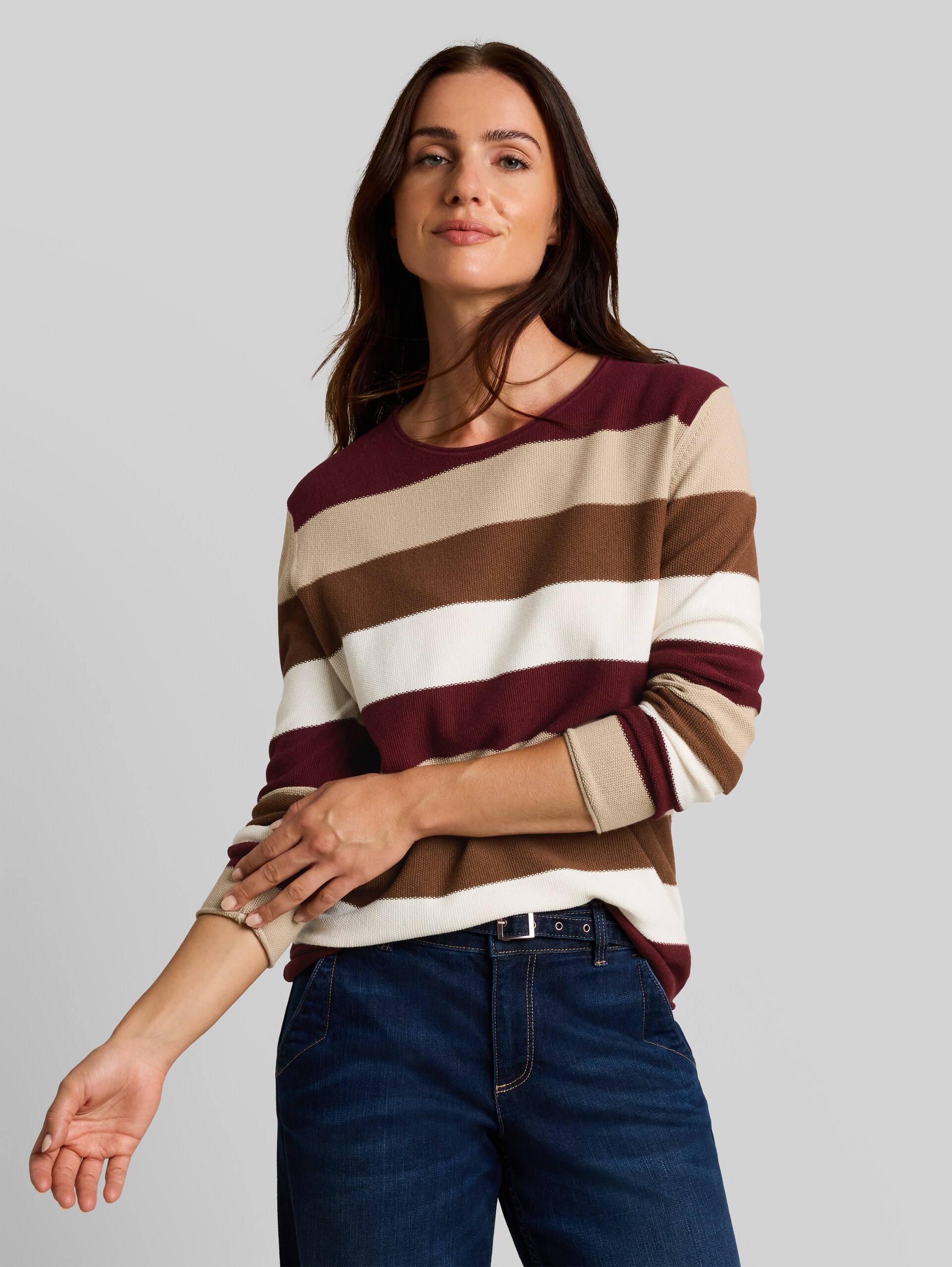 Gebreide trui met ronde hals - preppy plum camel stripe - Nek model vooraanzicht