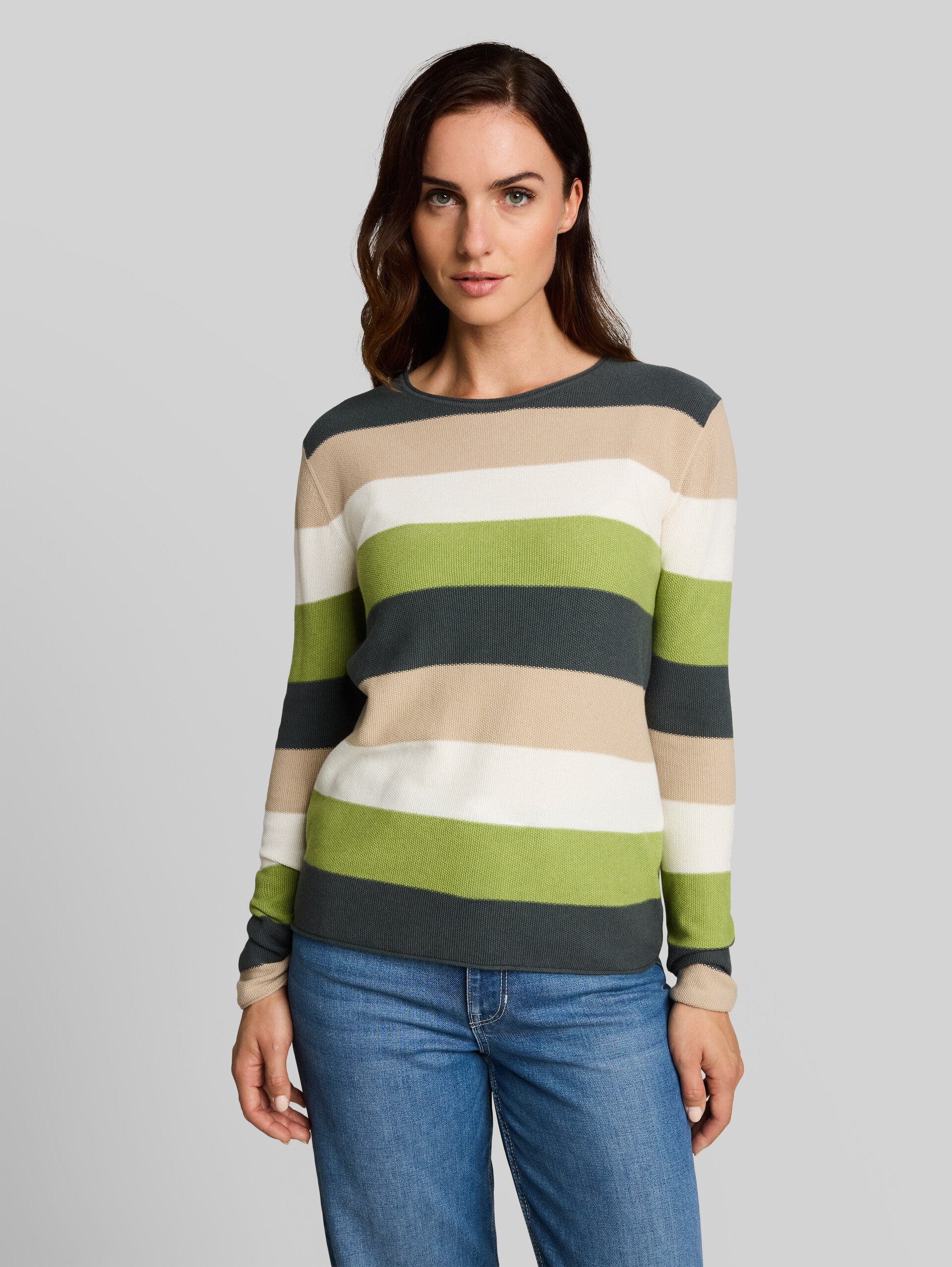 Strickpullover mit Rundhalsausschnitt - dark olive green stripe - Ausschnitt Model-Vorderansicht