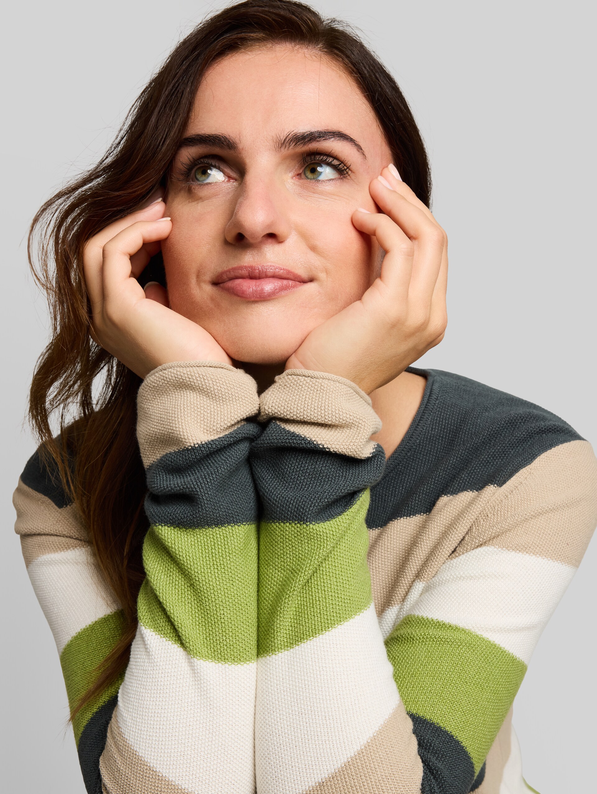 Strickpullover mit Rundhalsausschnitt - dark olive green stripe - Detail-Model-Ansicht