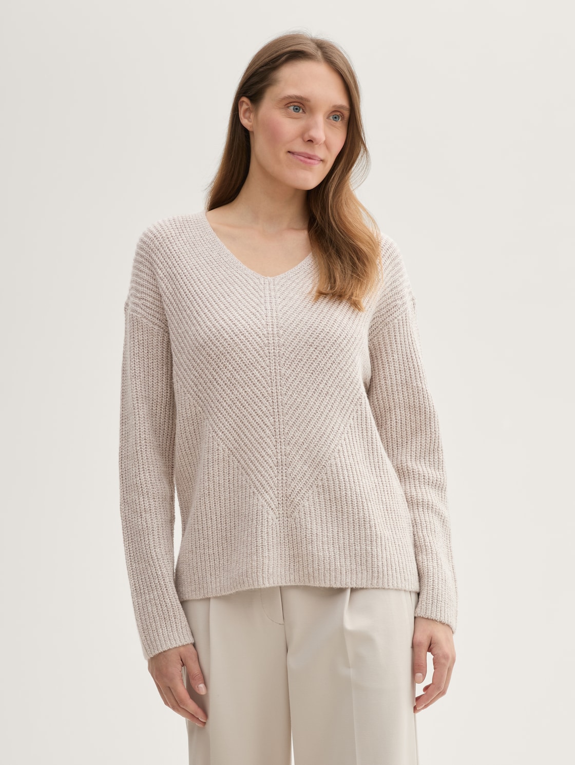 Strickpullover mit V-Ausschnitt - dusty beige melange - Ausschnitt Model-Vorderansicht