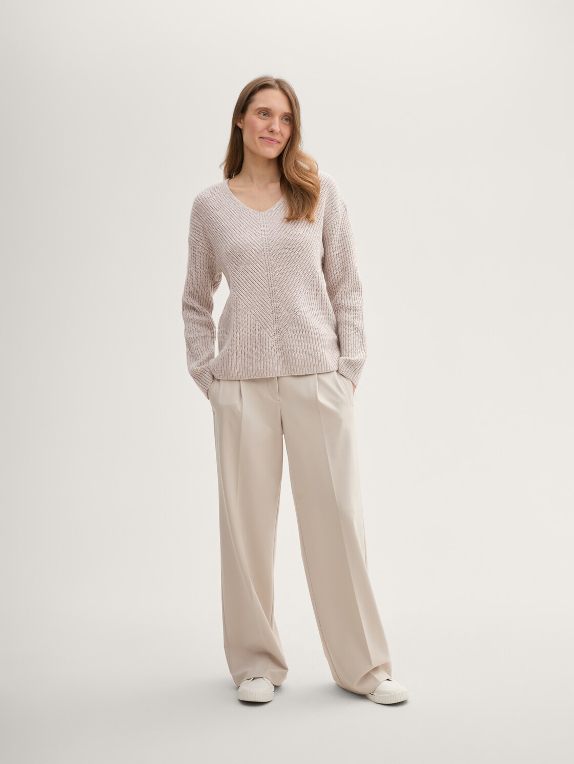 Strickpullover mit V-Ausschnitt - dusty beige melange - Model-Vorderansicht