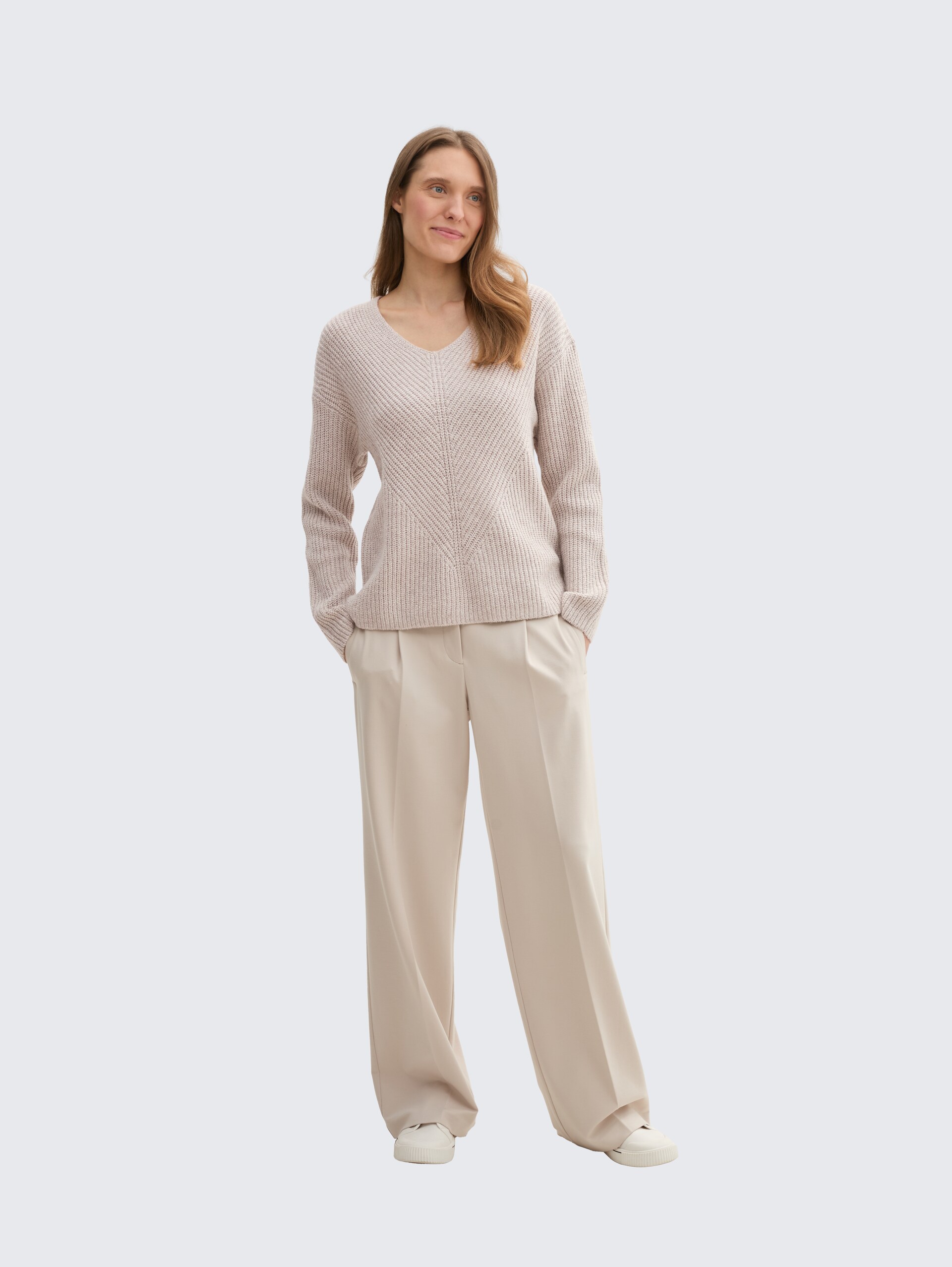 Strickpullover mit V-Ausschnitt - dusty beige melange - Model-Vorderansicht