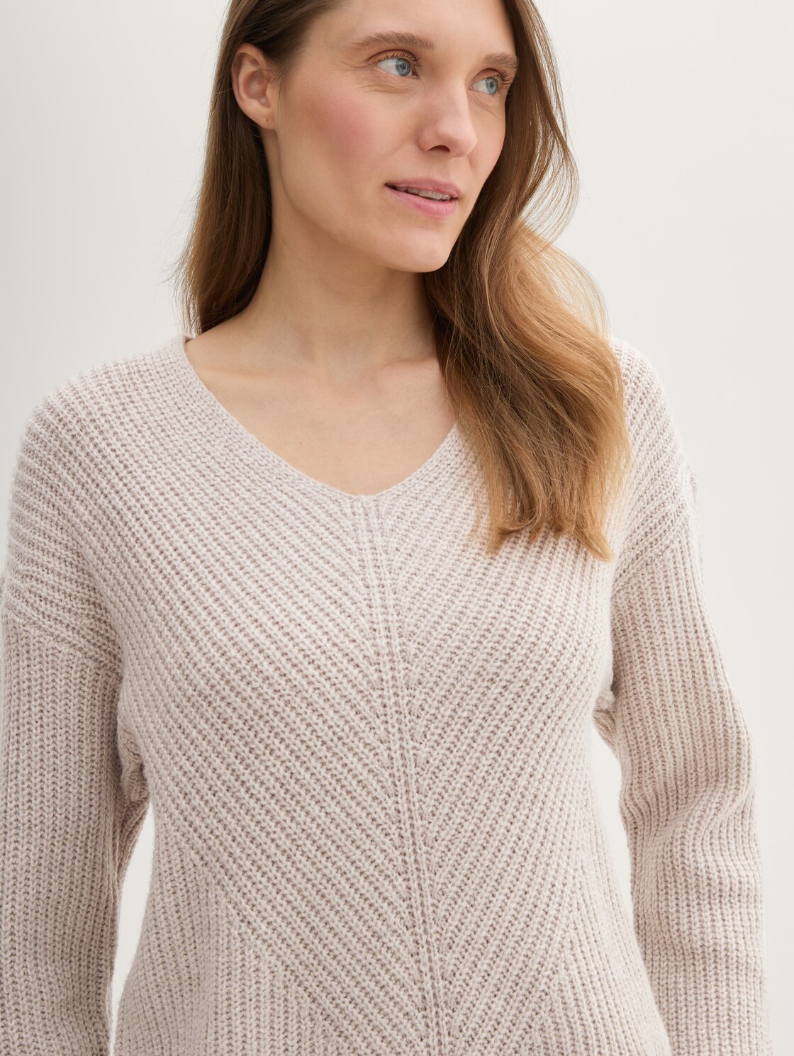 Strickpullover mit V-Ausschnitt - dusty beige melange - Detail-Model-Ansicht