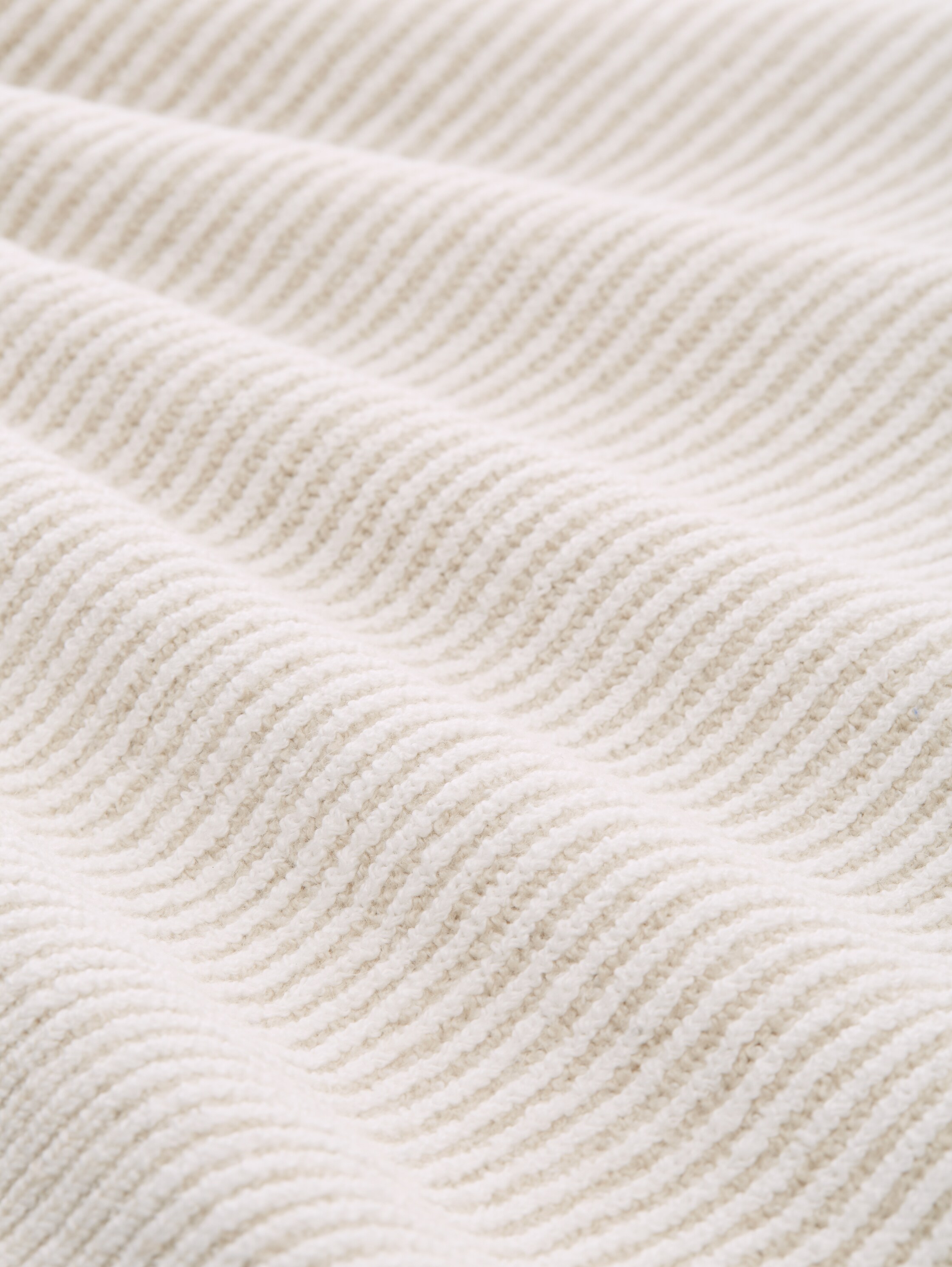 Gerippter Pullover mit Stehkragen - dusty beige rib structure - Material-Ansicht
