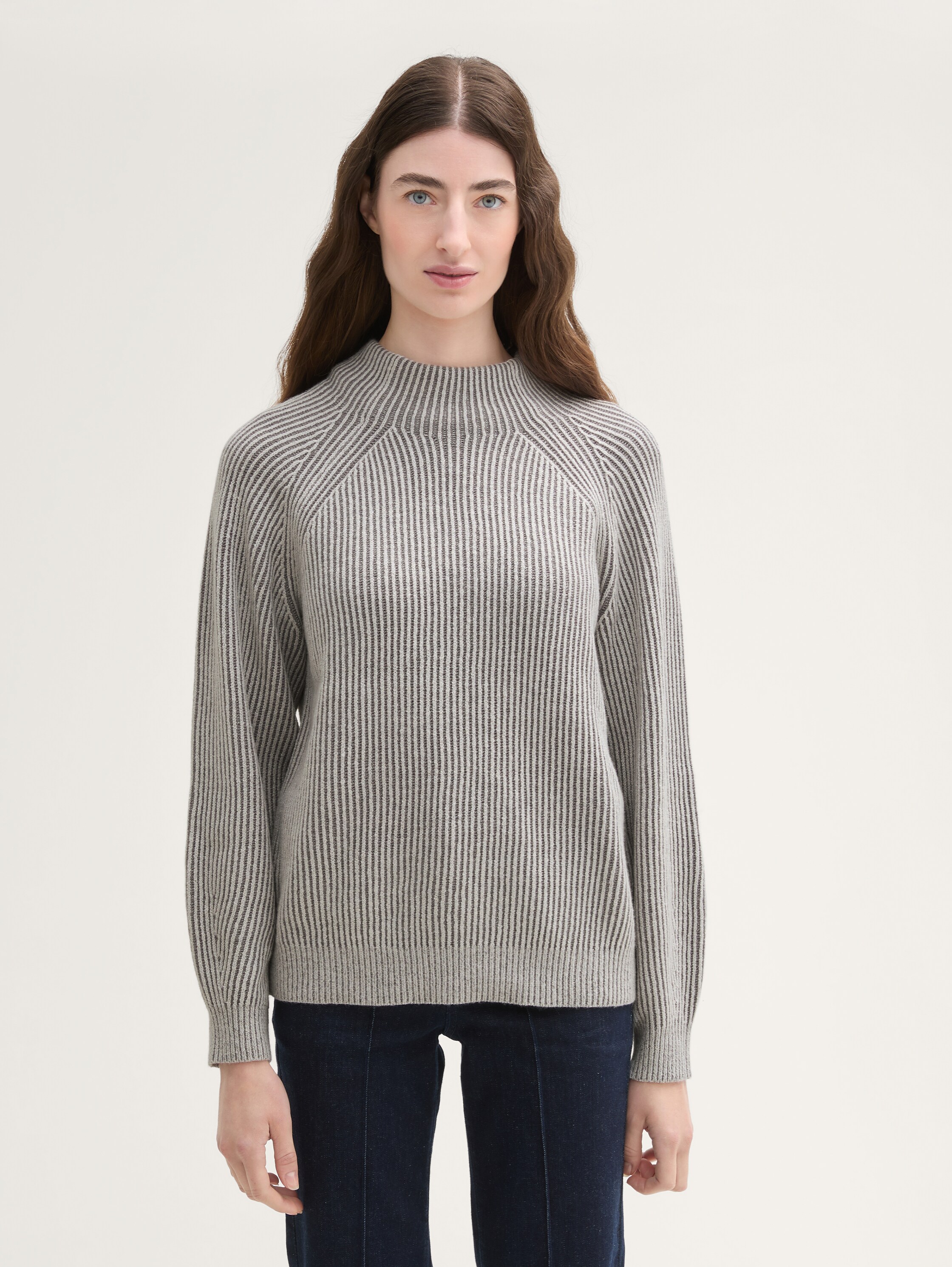 Gerippter Pullover mit Stehkragen - explicit_grey_rib_structure - 