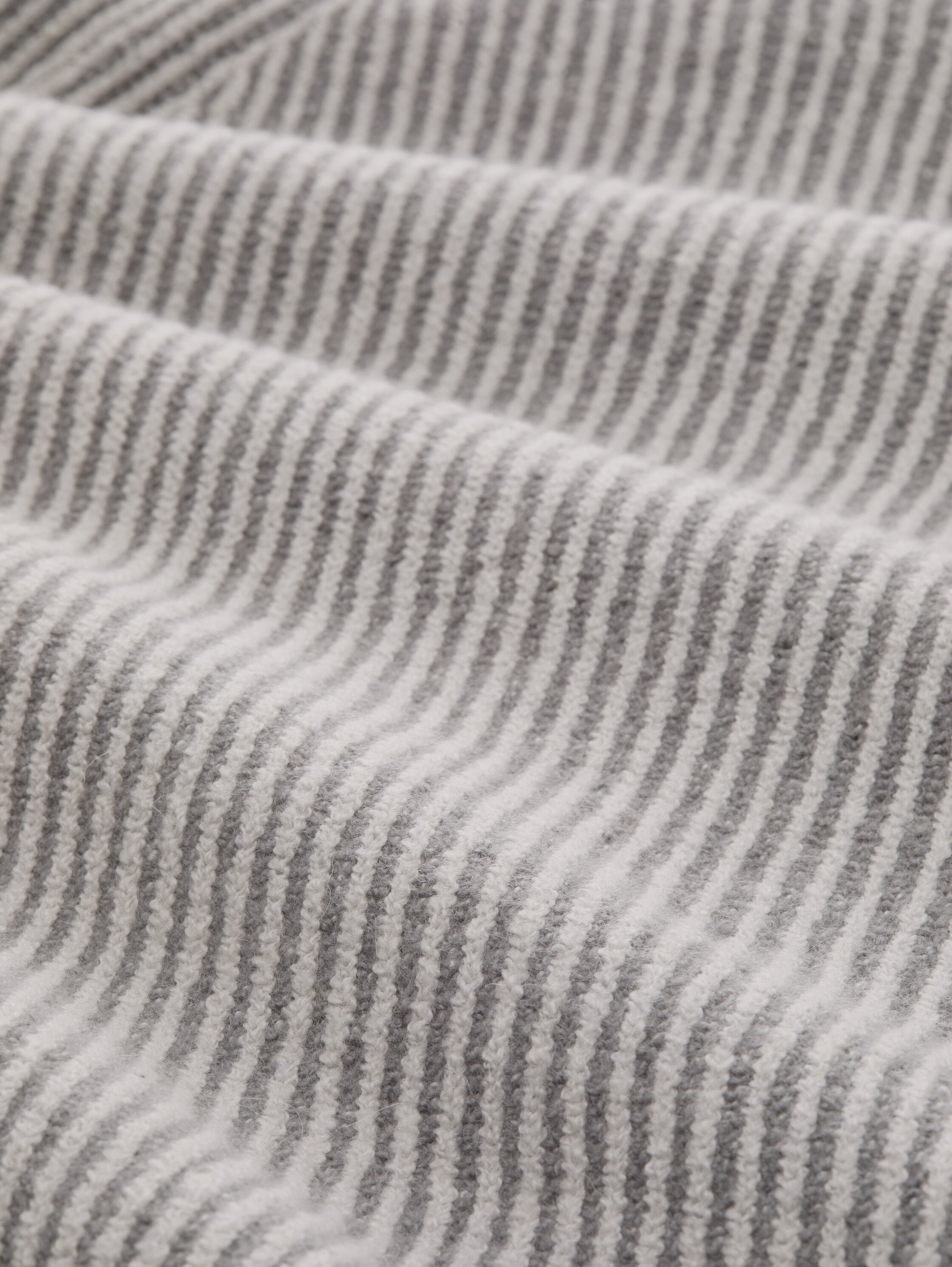 Gerippter Pullover mit Stehkragen - explicit_grey_rib_structure - 