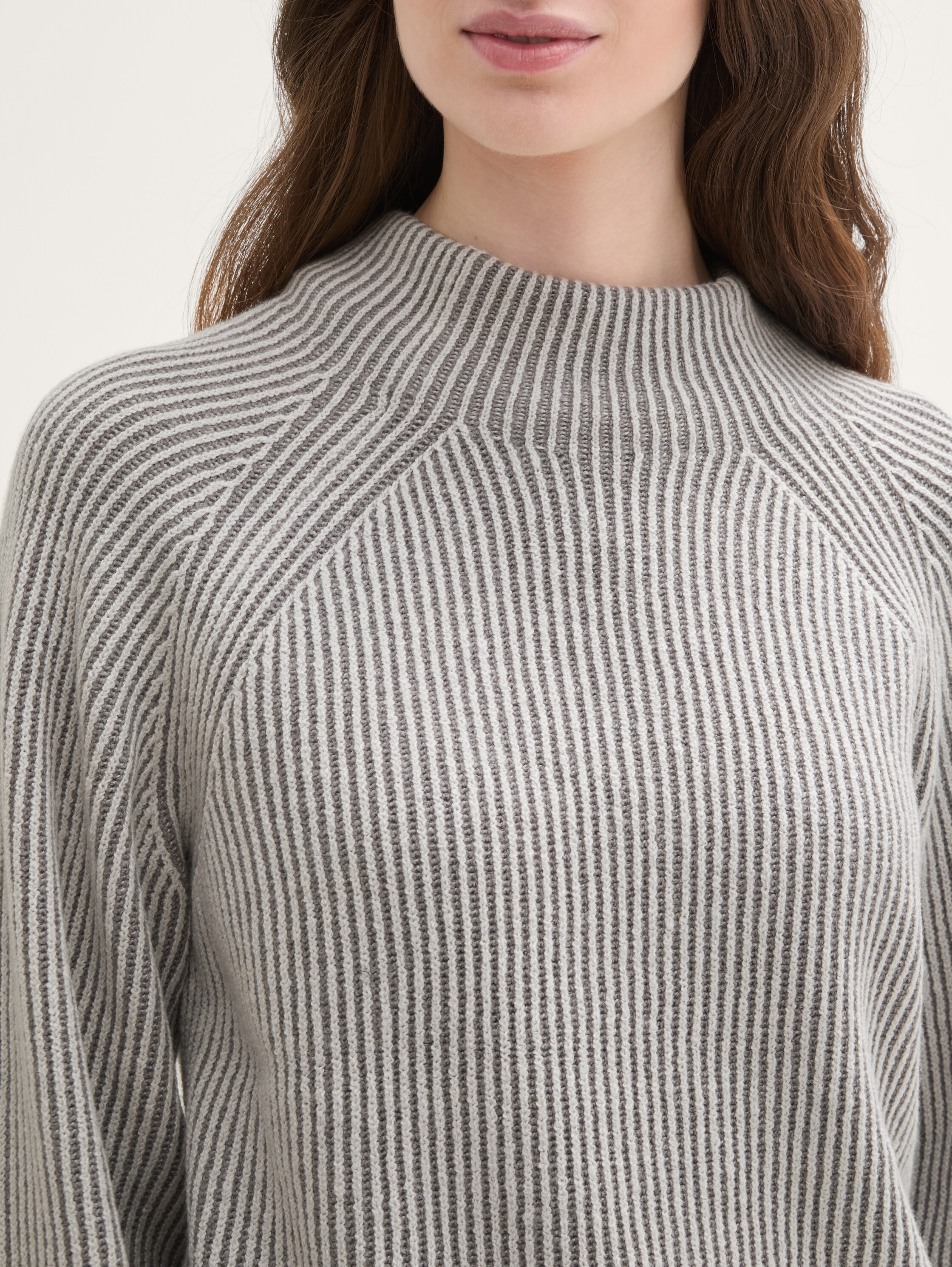 Gerippter Pullover mit Stehkragen - explicit_grey_rib_structure - 