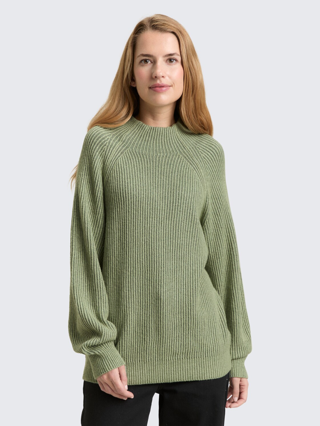 Gerippter Pullover mit Stehkragen - pale bark green rib structure - Ausschnitt Model-Vorderansicht