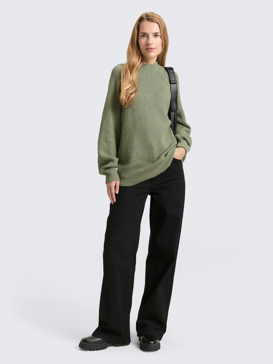 Gerippter Pullover mit Stehkragen - pale bark green rib structure - Model-Vorderansicht